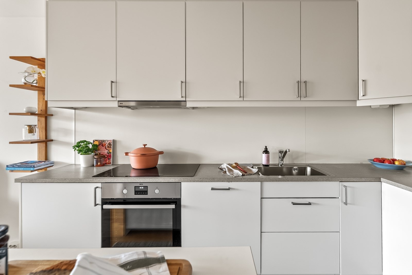 Kjøkken med integrerte hvitevarer og moderne finish fra 2014. Her kombineres funksjonalitet og design. Galleribilde