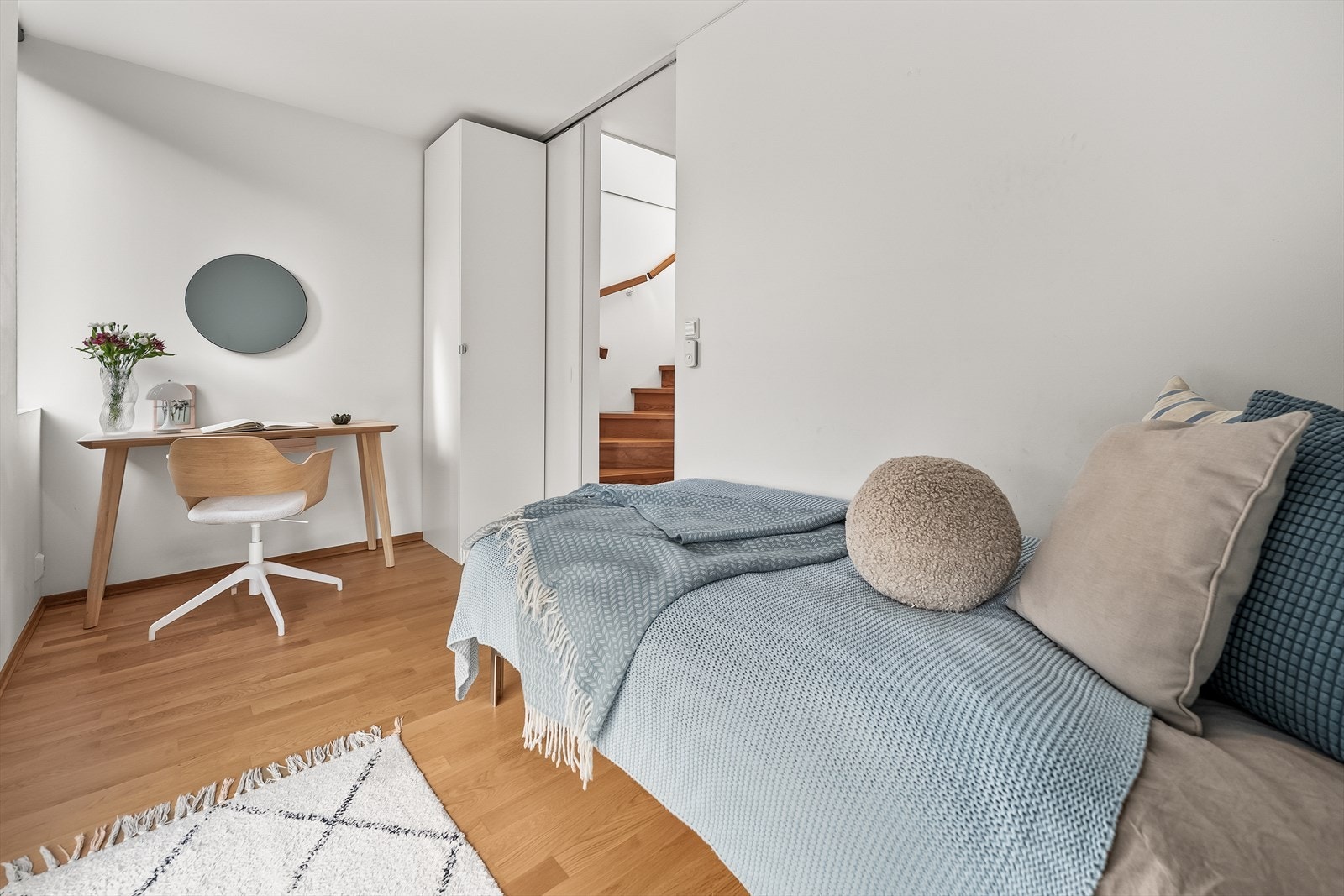 Rommet er romslig og har vinduer som slipper inn naturlig lys. Galleribilde