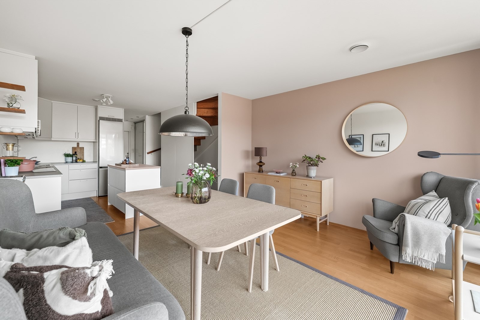 Spiseplass i tilknytning til kjøkkenet - perfekt for både hverdagsmiddager og gjester. Galleribilde