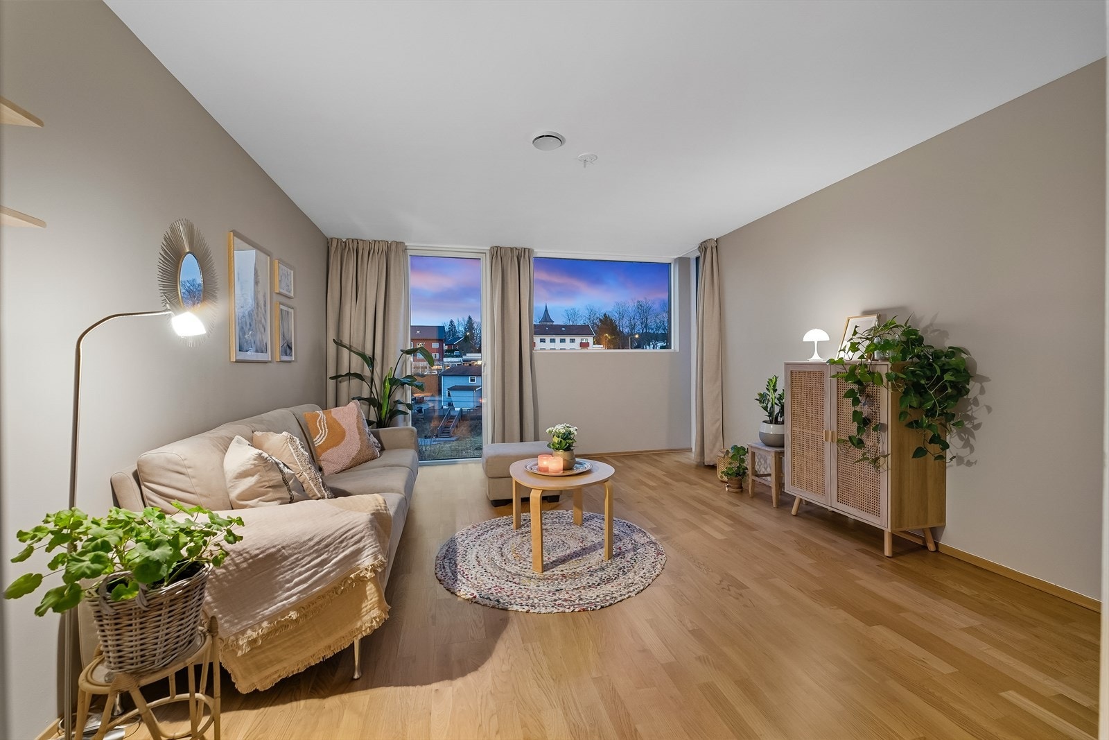 Lys og innbydende stue med store vindusflater som slipper inn rikelig med dagslys. En perfekt ramme for både avslapning og hyggelige kvelder. Galleribilde
