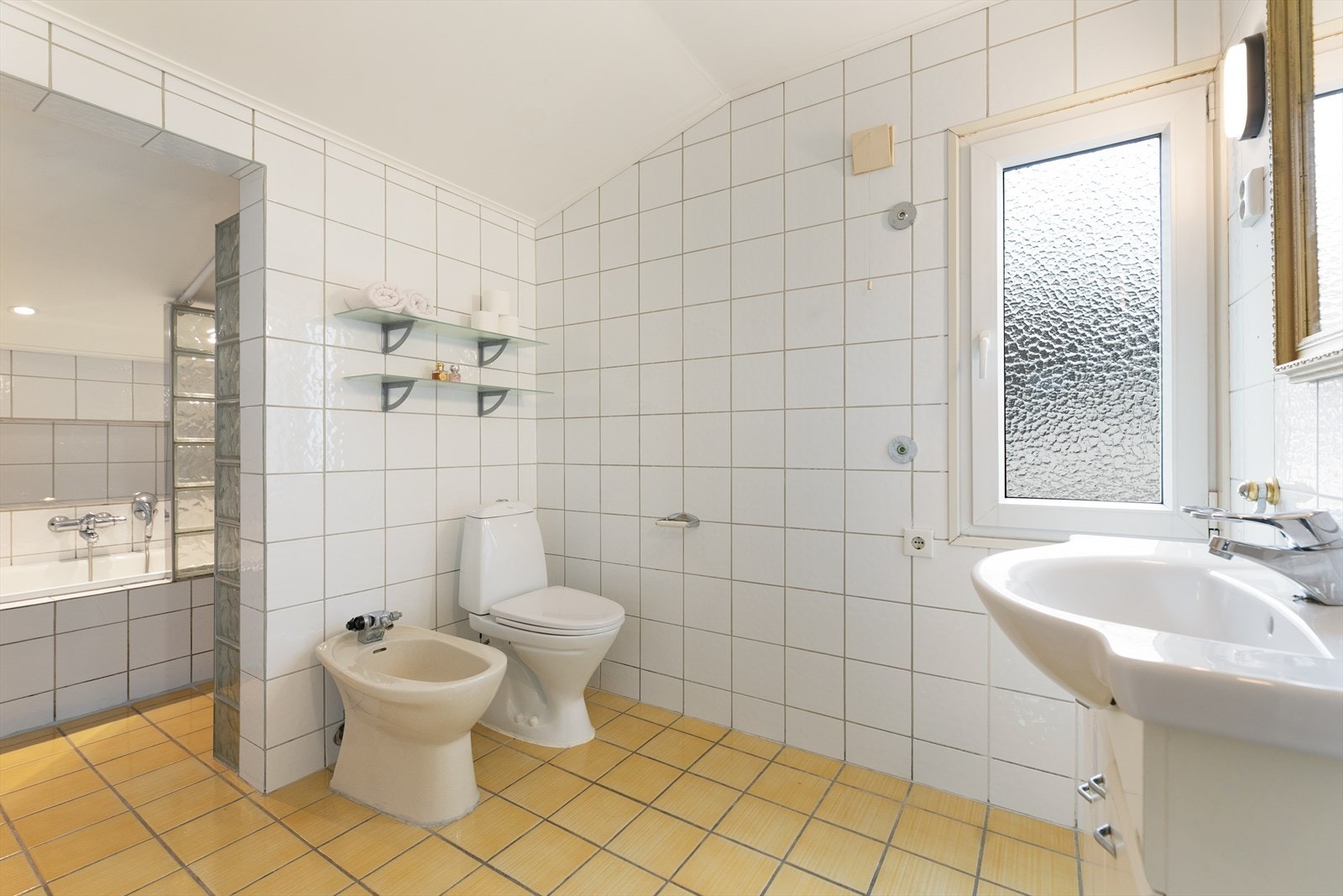 Badet er utstyrt med både badekar og en separat dusjnisje, noe som gir fleksibilitet i hverdagen. Galleribilde