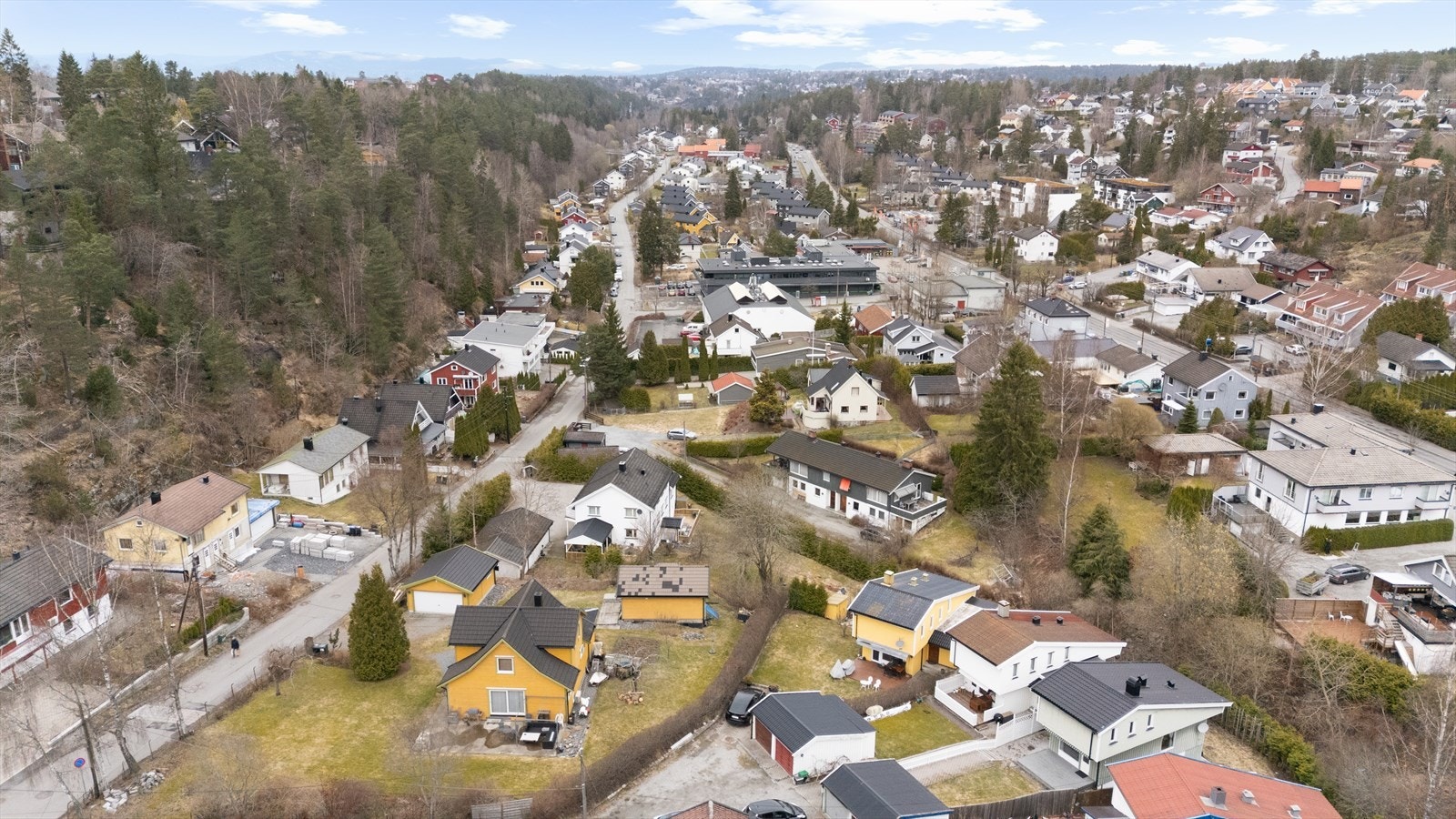 Nærområdet byr på gode rekreasjonsmuligheter med nærhet til skog og mark, perfekt for tur og fritid. Galleribilde