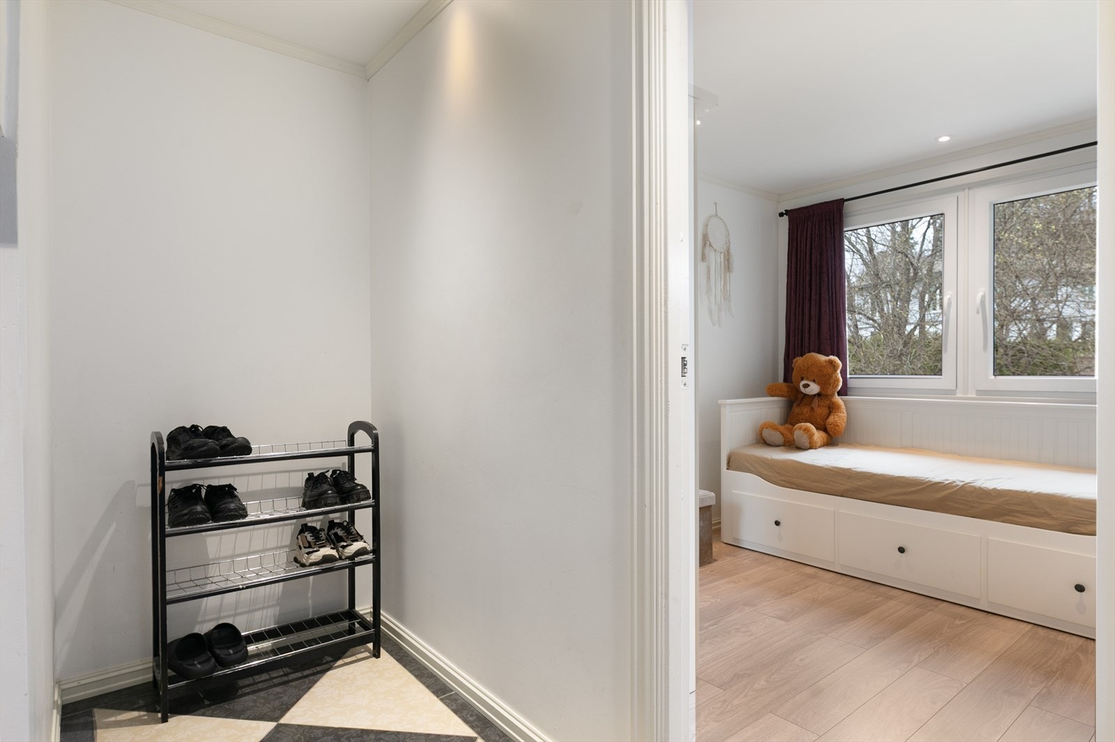 Fra gangen er det enkel tilgang til soverommene og badet i etasjen. Galleribilde