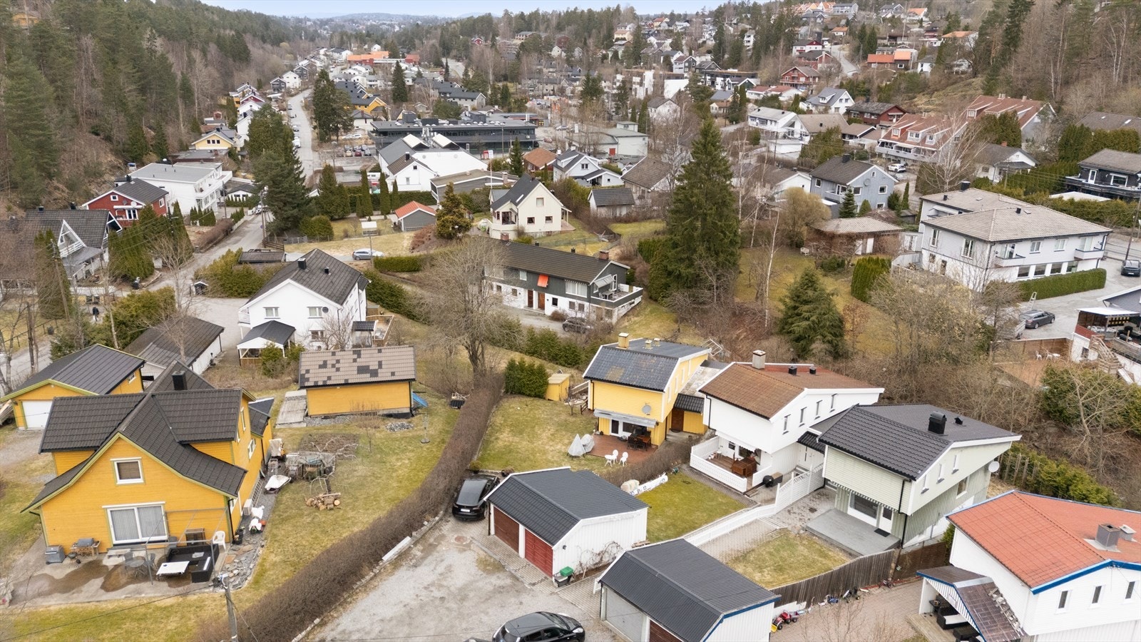 Oversikt over det rolige nabolaget, preget av eneboliger og småhusbebyggelse. Galleribilde