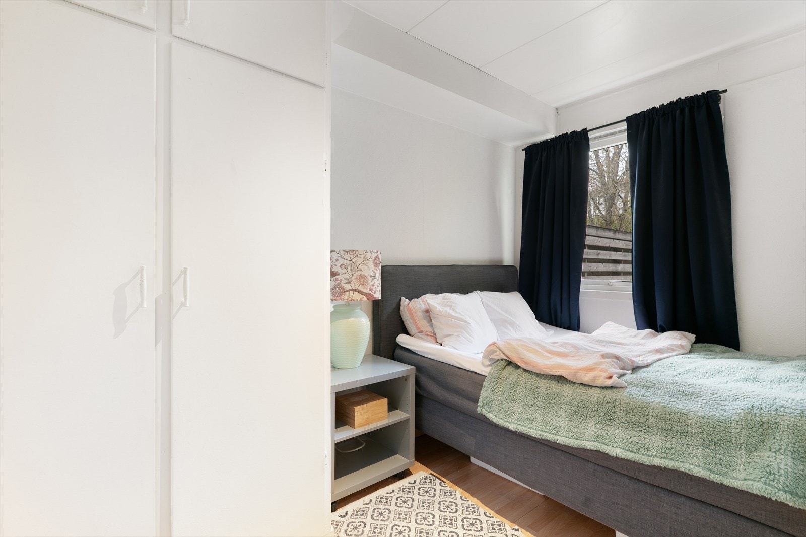 Rom med plass til seng og garderobeskap. Galleribilde