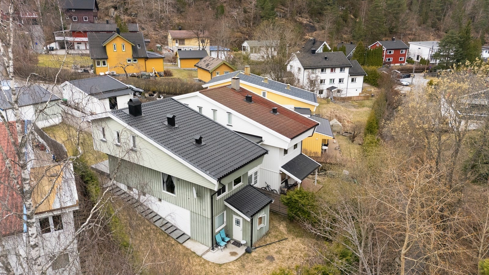 Boligen ligger fint til i et etablert og barnevennlig boligområde i Prinsdal. Galleribilde