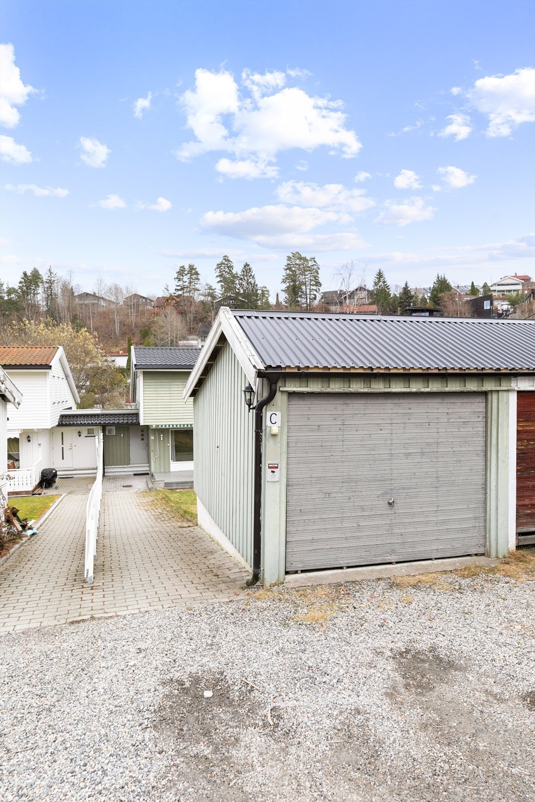 Til boligen hører det med en egen garasje i rekke. Galleribilde