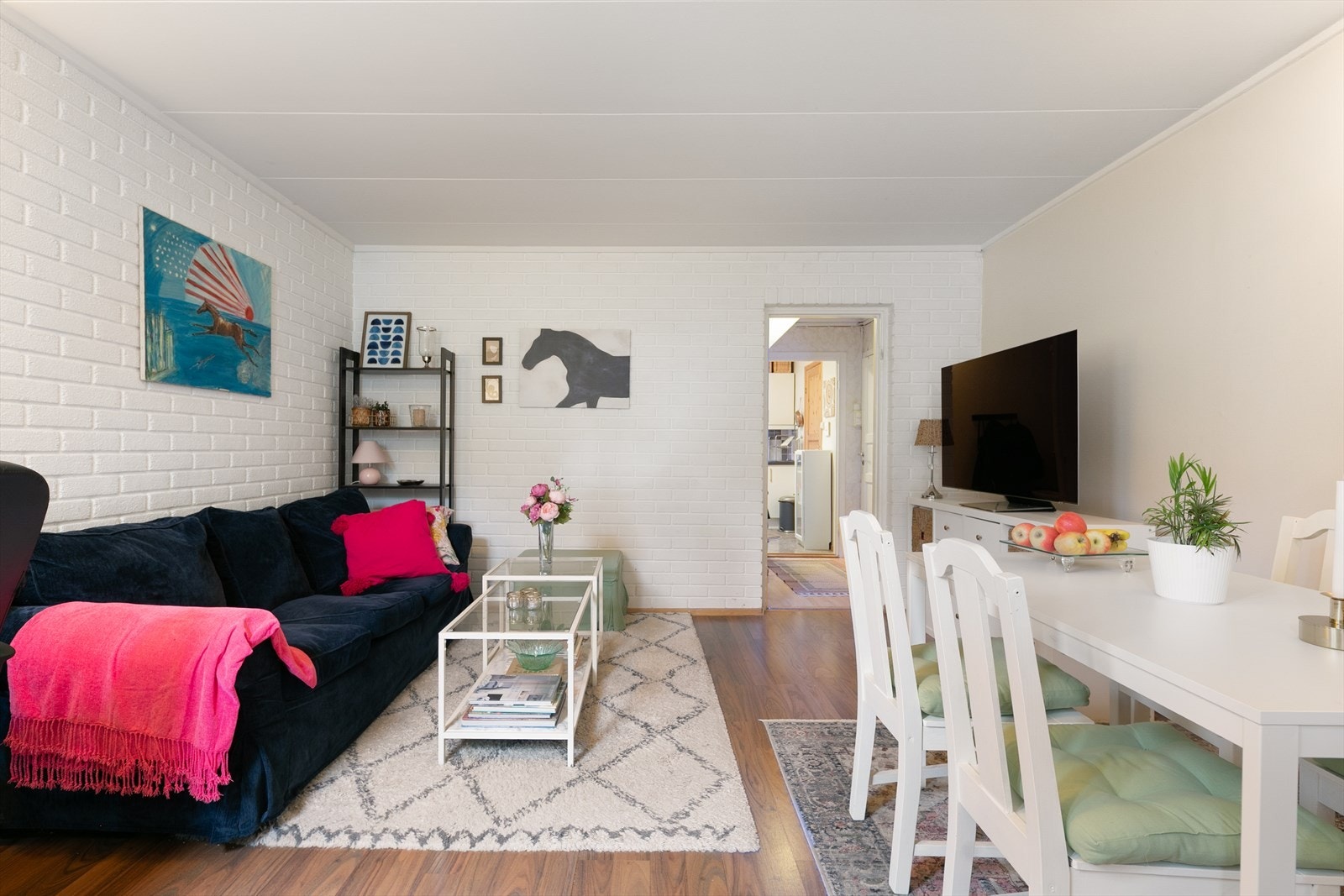 Stuen i kjeller har plass til både sofagruppe og spisebord. Galleribilde