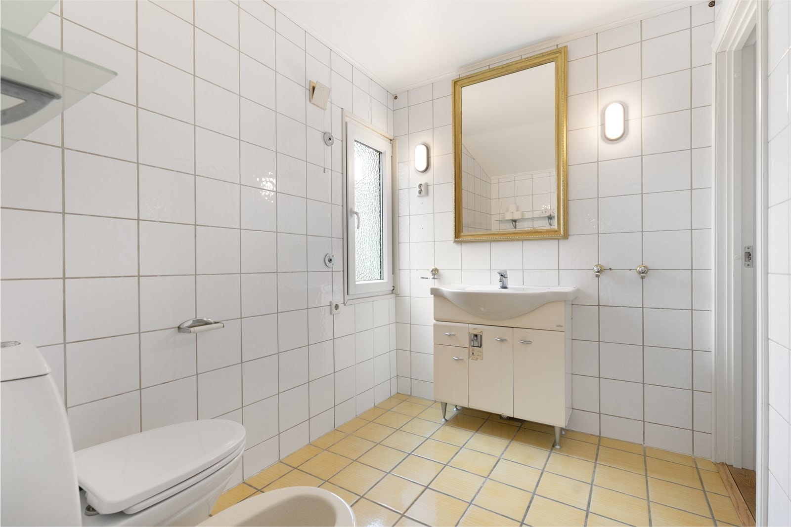 Hovedbadet i andre etasje er romslig og helfliset, med innredning som inkluderer servant, toalett og bidet. Galleribilde