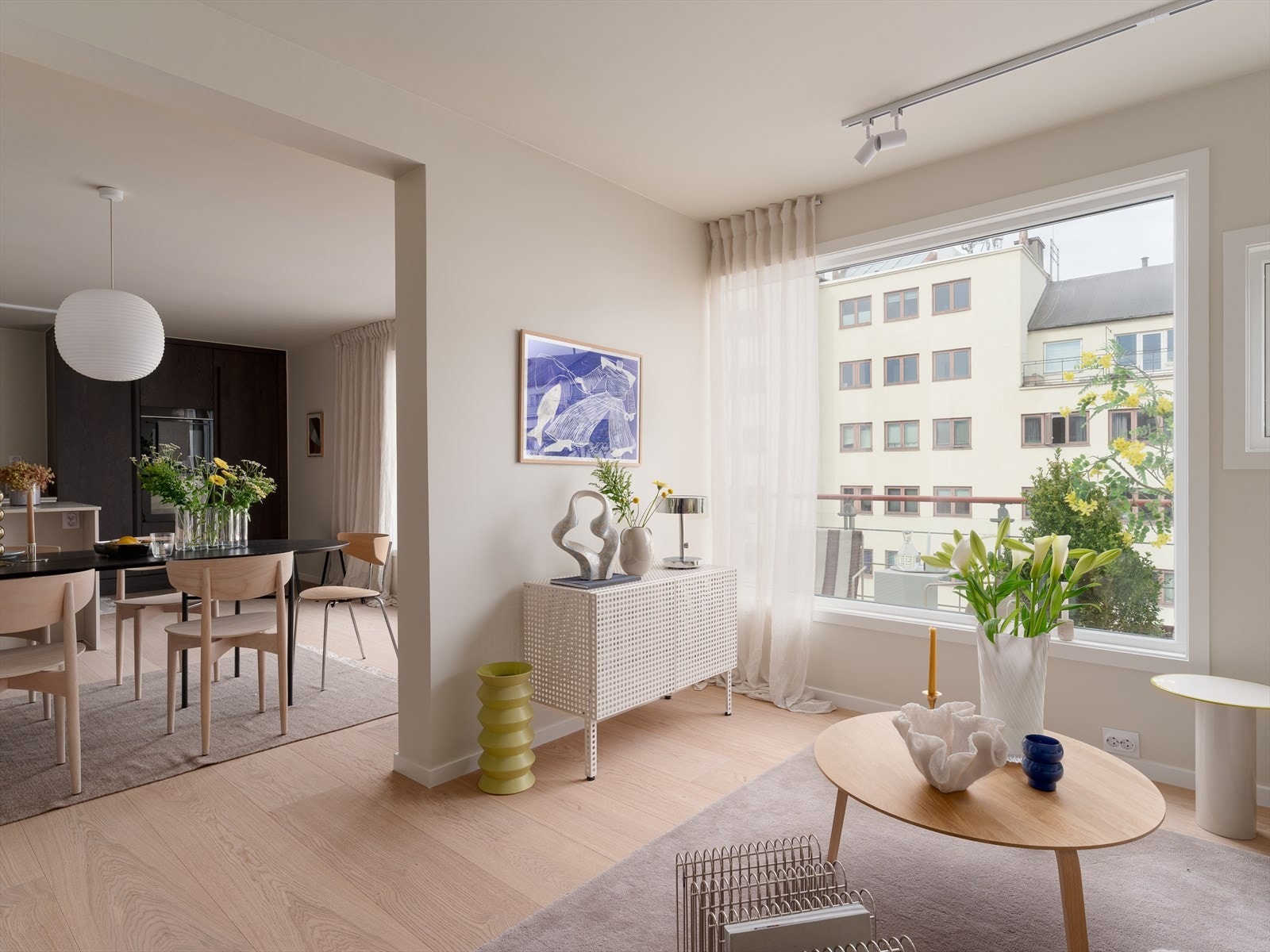 Store vindusflater som gir et fantastisk lysinnslipp Galleribilde