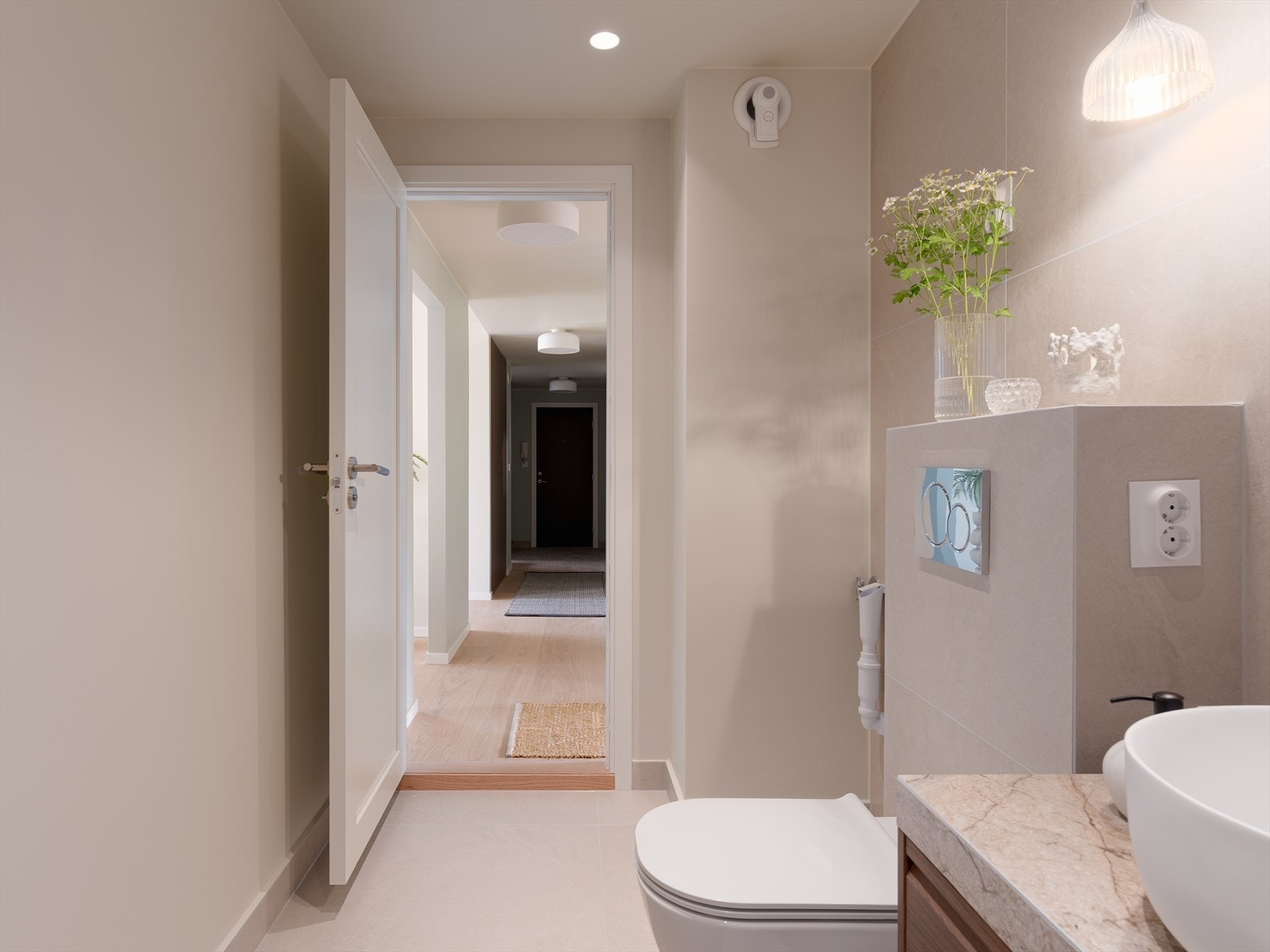 Downlights i himling, designsluk, speil med vegglys, varmekabler i gulv og opplegg for vaskemaskin og tørketrommel Galleribilde