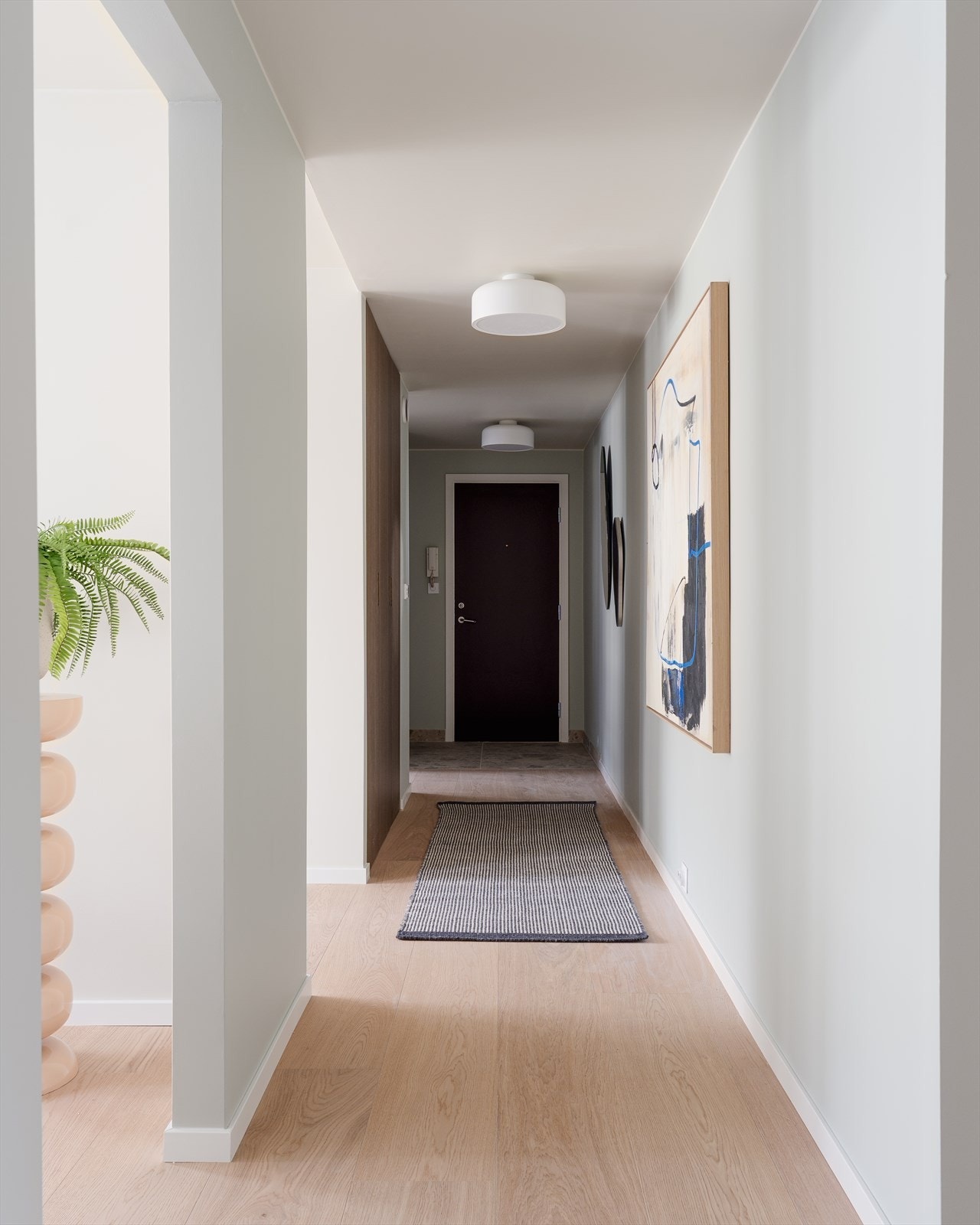 Velkommen inn - Mye lagringsplass. I gangen/entreen er det et lekkert 2.5 meter med garderobeskap, i tillegg til innvendig bod Galleribilde