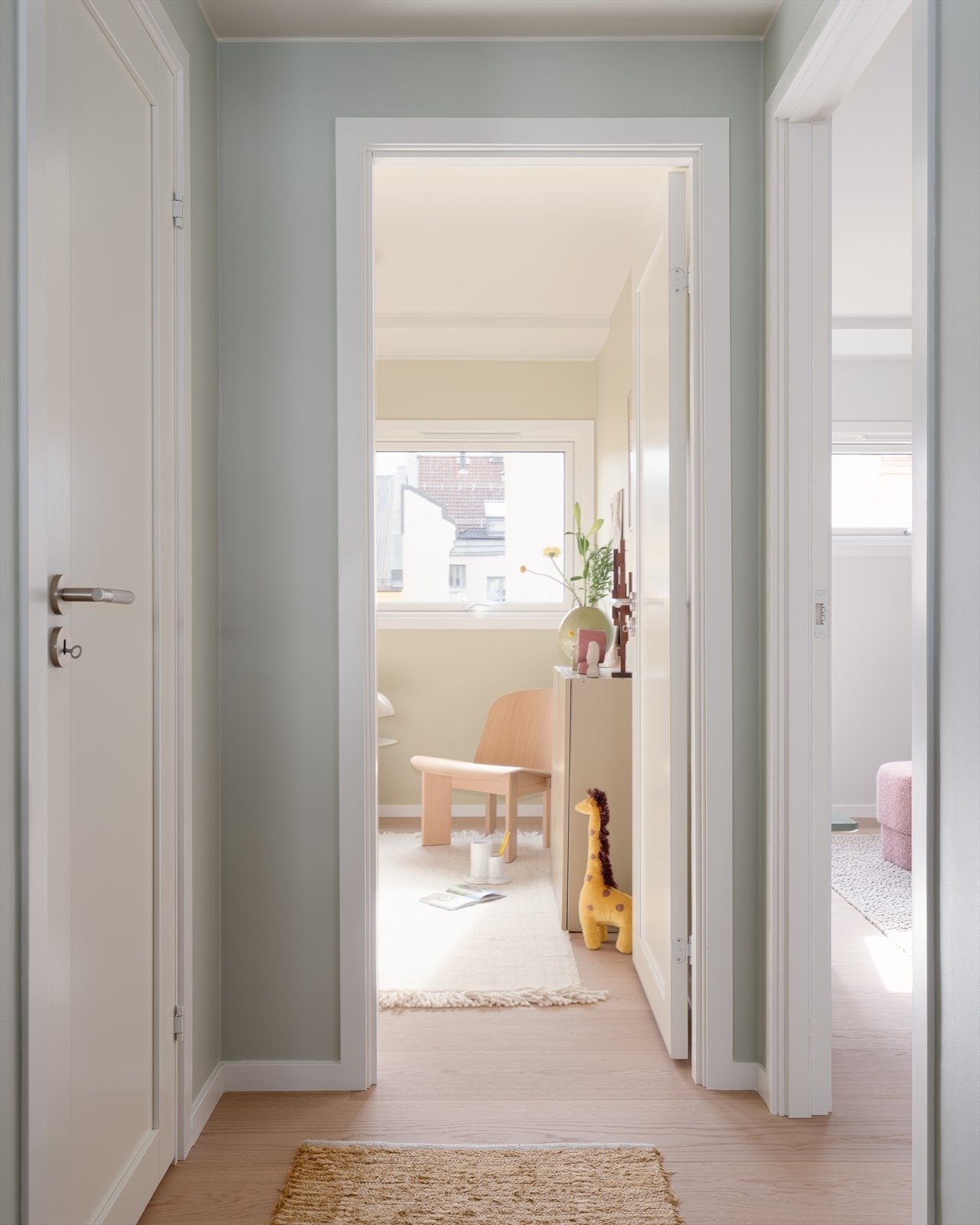 Av boligens 3 soverom, vender 2 mot bakgård. Mellomgang med romslig innvendig bod Galleribilde