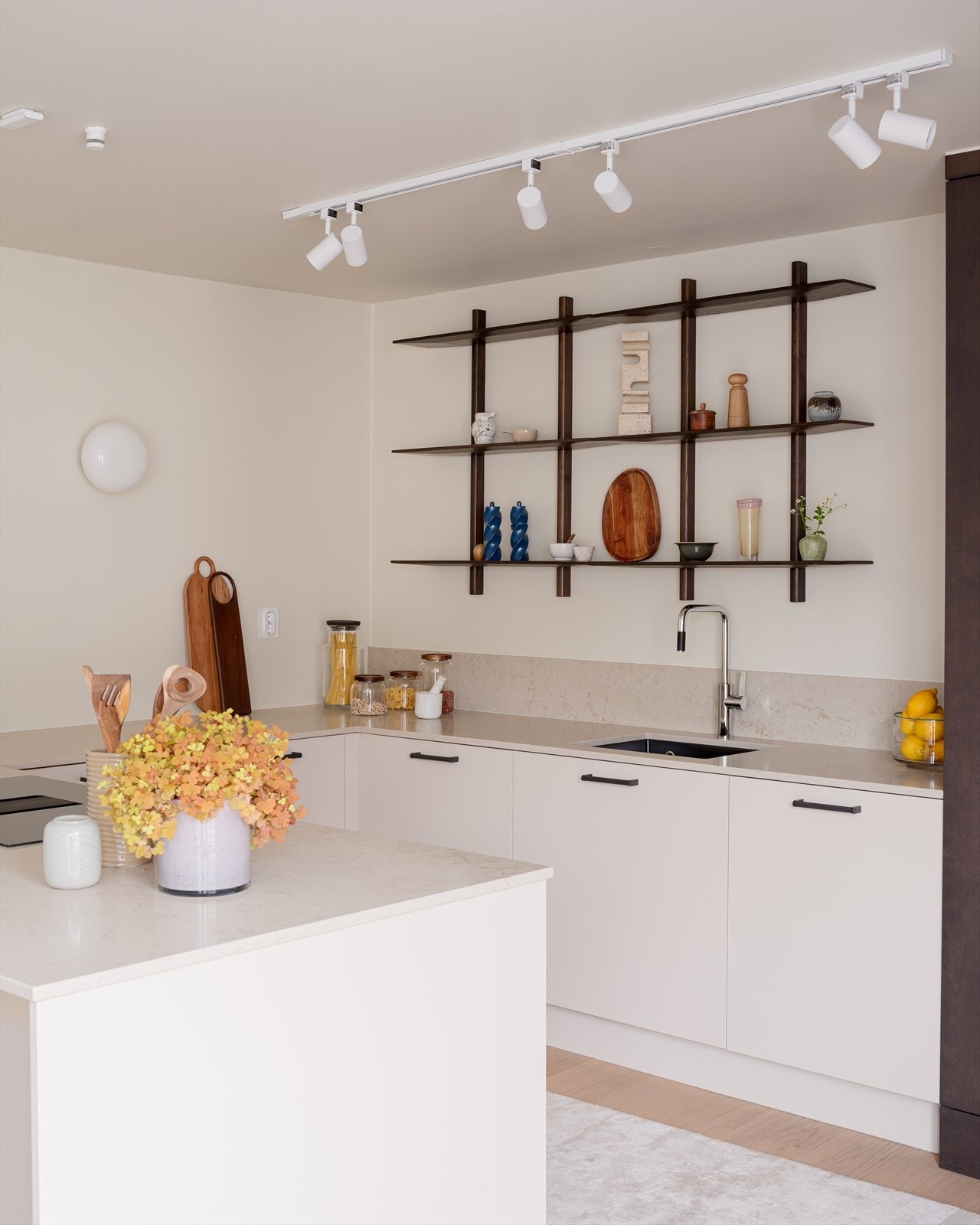Kjøkkenet er av modellene Cloe (beige Suede) og Asia (eikefronter i Rovero Ebano, toppmodellen til Arredo3) Galleribilde