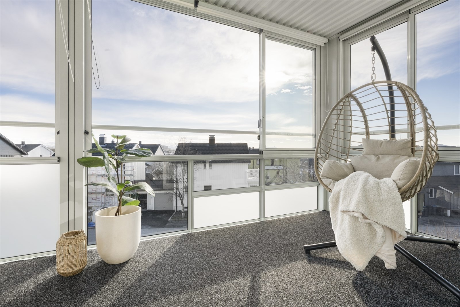 Et godt uteområde som kan brukes året rundt, med åpningsbare vinduer for de ekstra varme dagene. Galleribilde