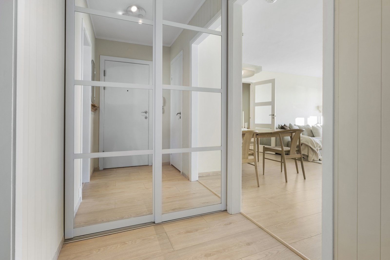 Her ønskes man velkommen inn i en lys og praktisk entré med skyvedørsgarderobe og opphengsløsning. Galleribilde