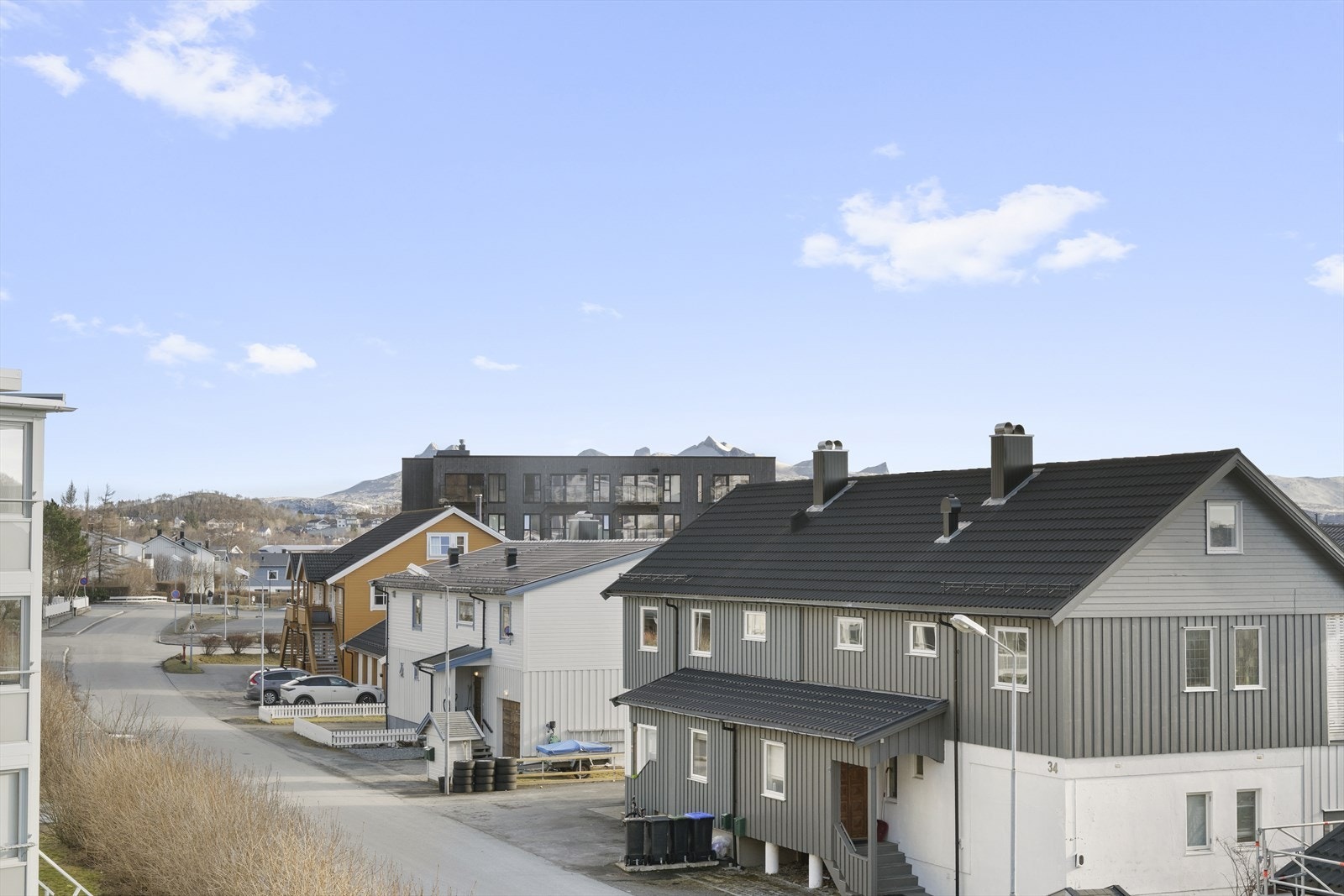 Borettslaget har en fin beliggenhet i populære Rønvika, hvor du får en fin kombinasjon av familievennlige omgivelser og nærhet til byen. Galleribilde