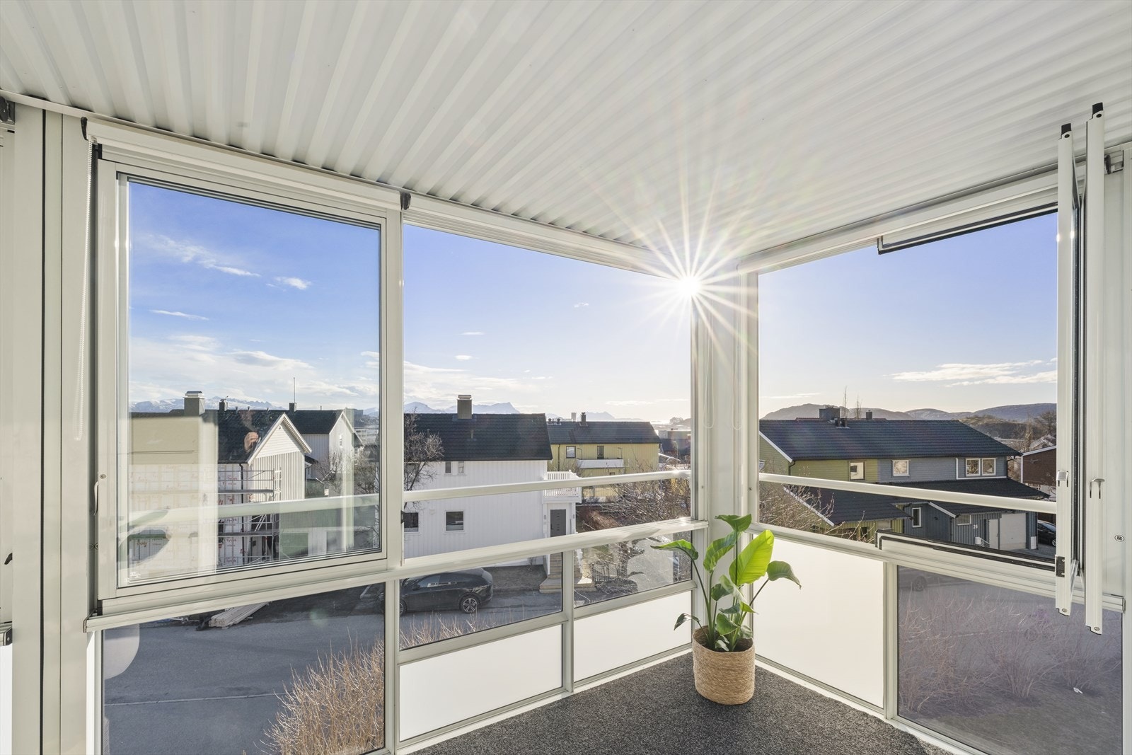 Den innglassede balkongen er på 15 kvm. Galleribilde