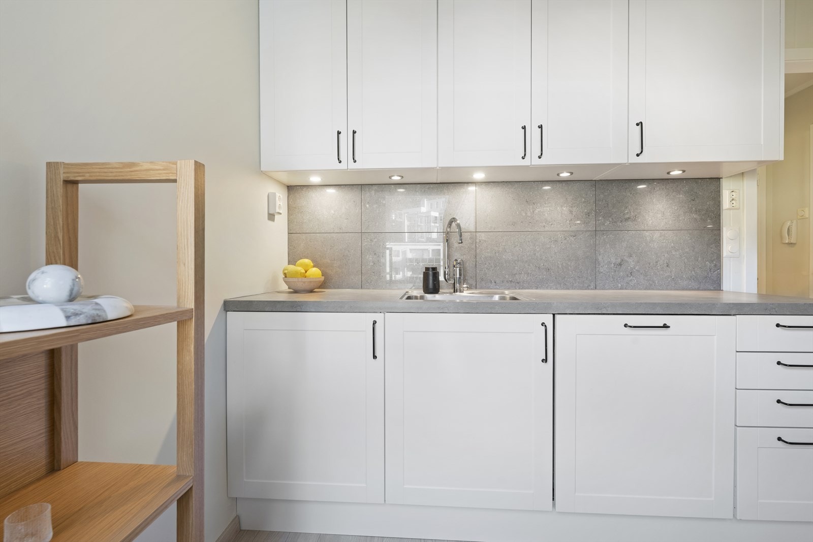 På vegg over benkeplaten er det kitchenboard. Galleribilde