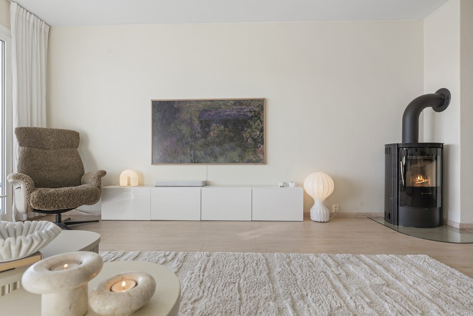 Det er et ildsted i stuen som varmer godt på de ekstra kalde dagene. Galleribilde