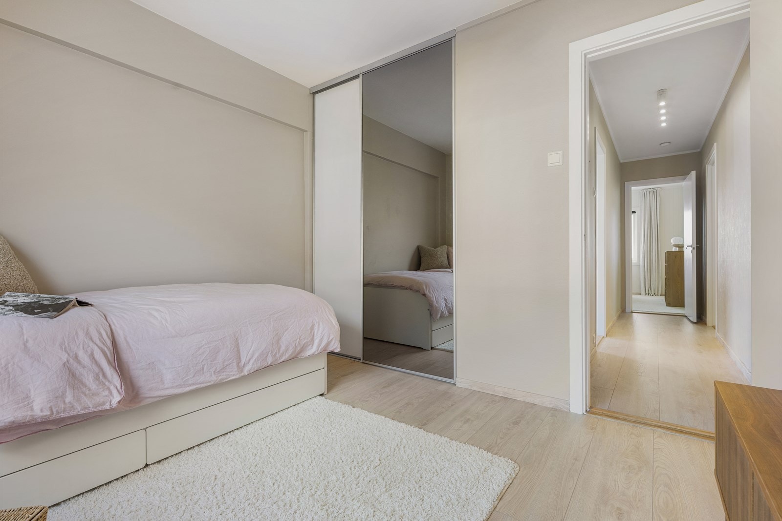 Her er det også skyvedørsgarderobe. Galleribilde