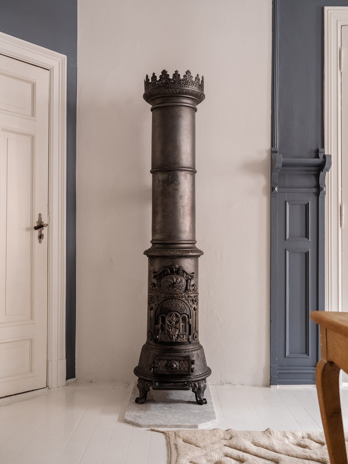 Spisestuen smykkes av en klassisk prinsessovn. Galleribilde