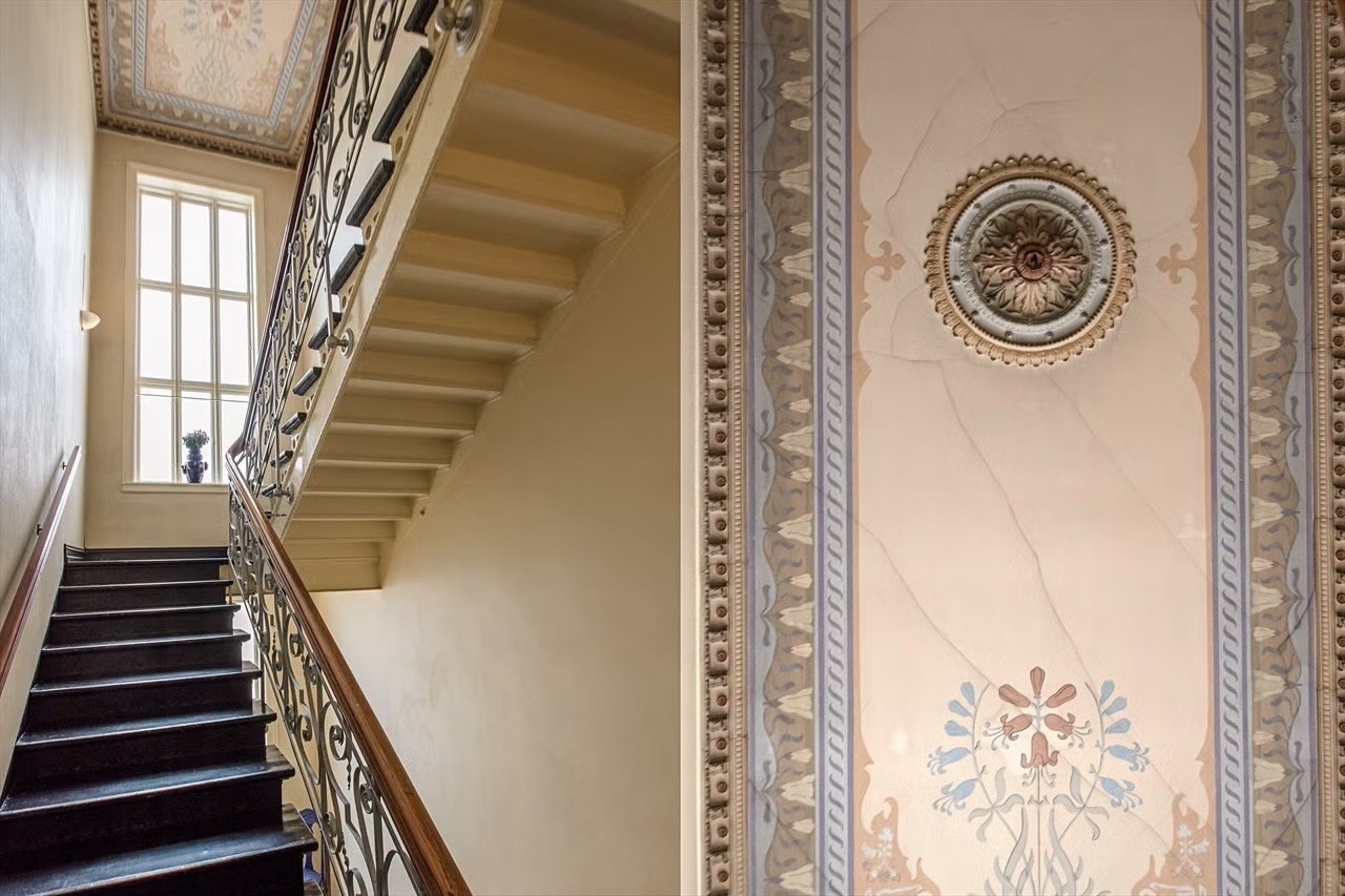 Trapperommet er godt bevart med nydelige takmalerier, rosett, stukkatur og smijernsrekkverk, noe som gir nostalgisk stemning og et godt førsteinntrykk. Galleribilde