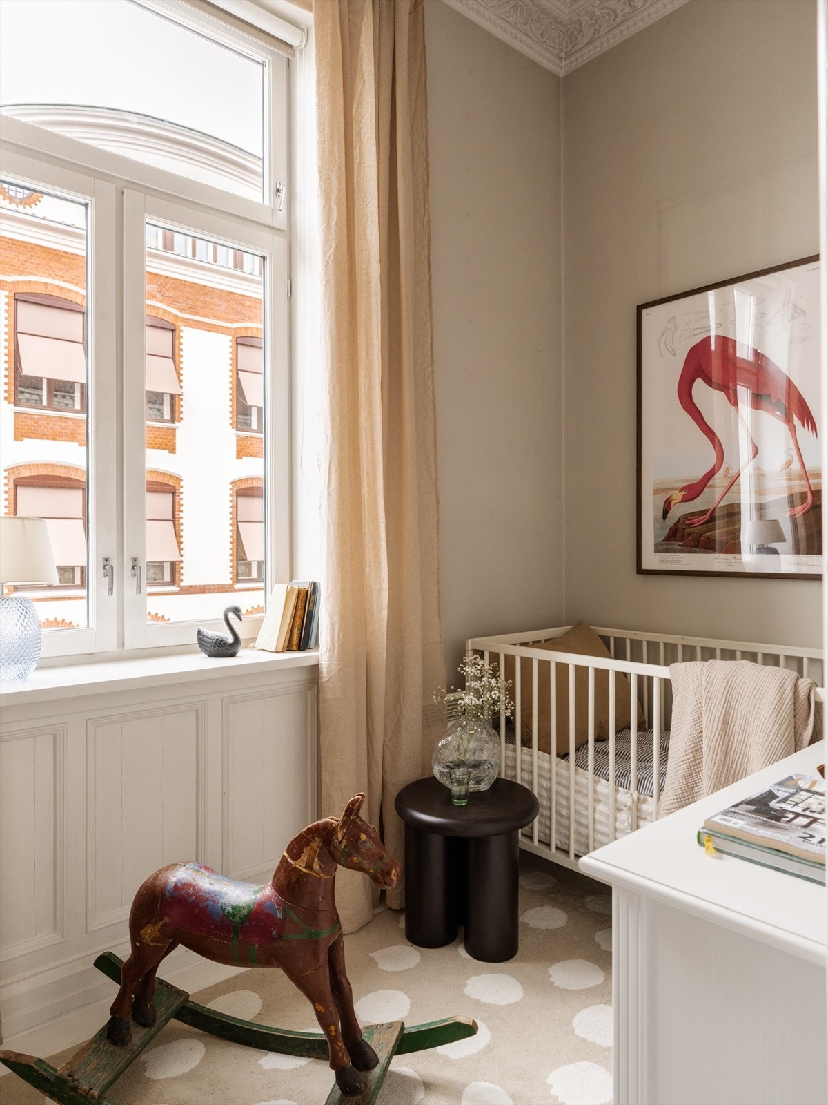 Rommet har samme gode takhøyde og er holdt i samme stil som hovedsoverommet. Galleribilde