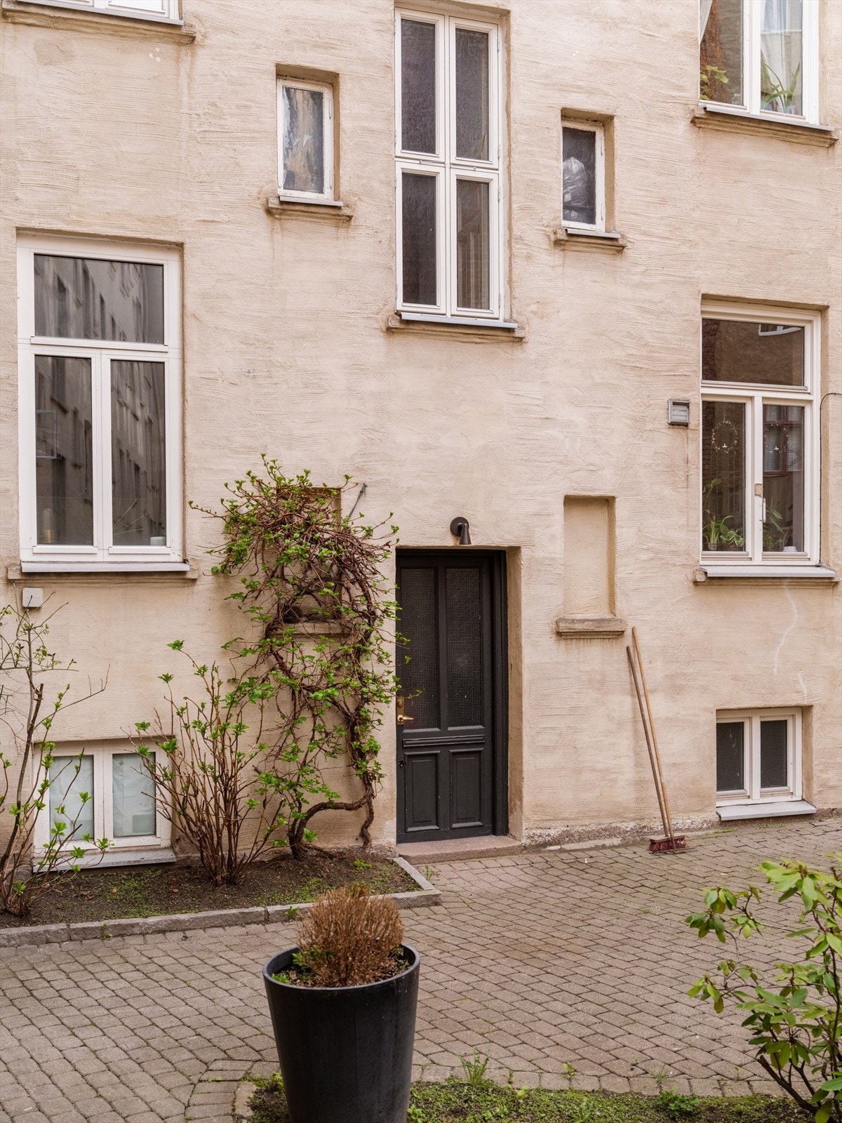 Leiligheten har en attraktiv og tilbaketrukket plassering i en rolig gate på Frogner, samtidig som du har bylivet rett utenfor døren. Galleribilde