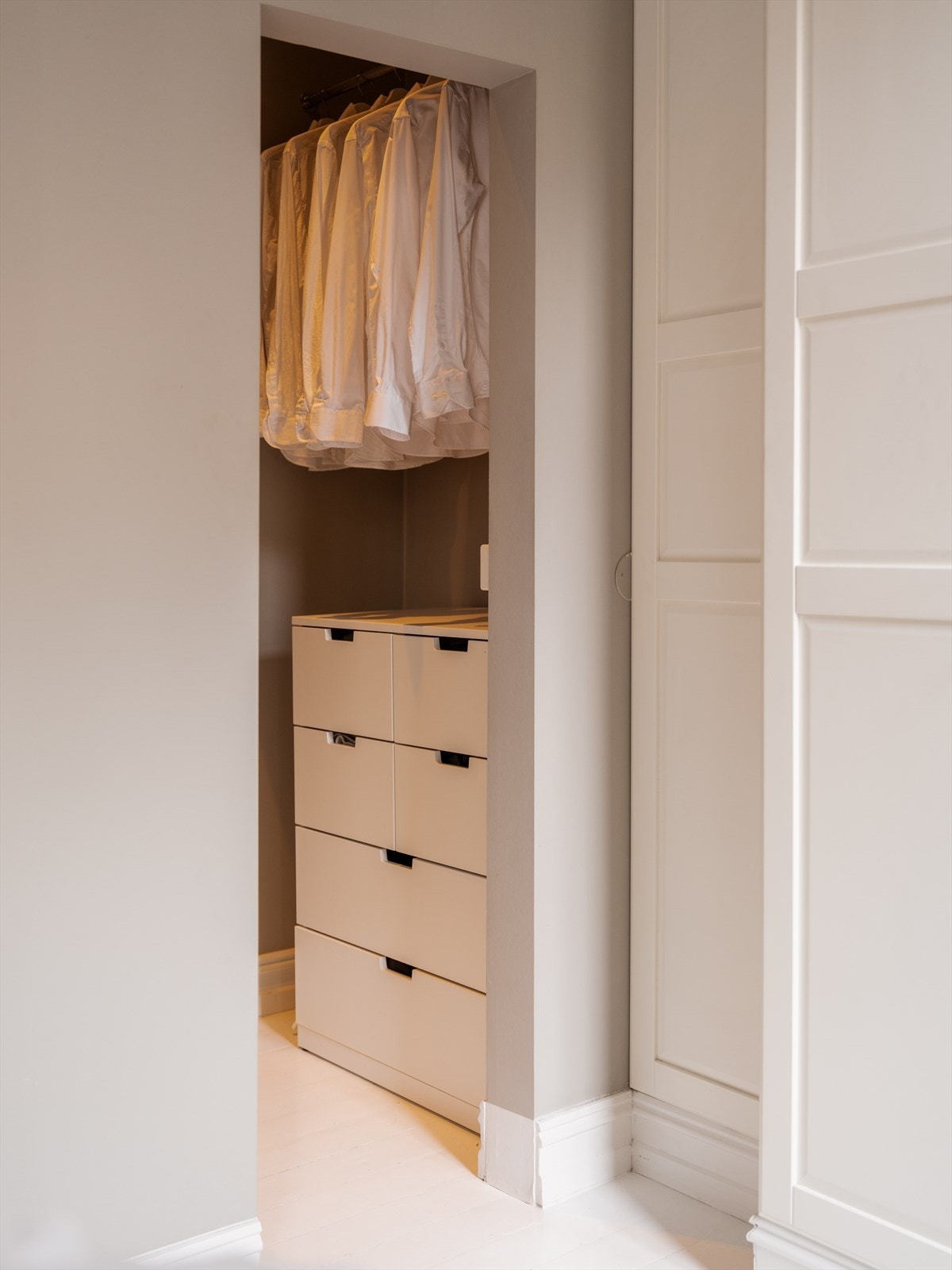 Hovedsoverommet er utstyrt med plassbygde garderobeskap og har inngang til et smart walk-in closet. Galleribilde