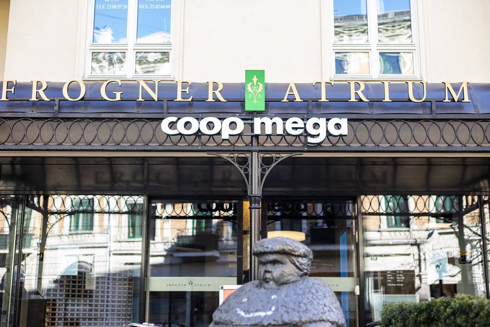 Dagligvarebutikker finnes i kort gangavstand, og området har ellers et bredt utvalg av servicetilbud. Galleribilde