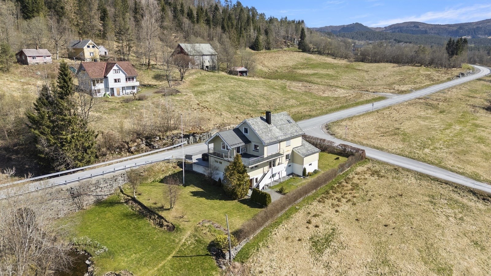 - Eiendommen ligger på pent opparbeidet tomt i Bygstad og går over fire plan - Galleribilde