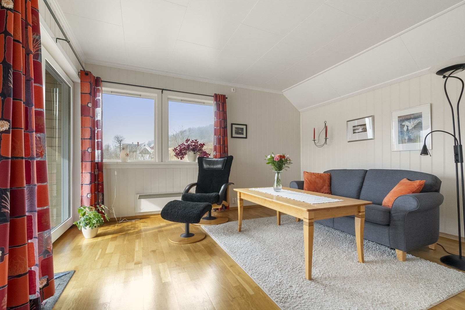 - Ekstra stue i 2.etg med utgang til veranda på 37m2 - Galleribilde