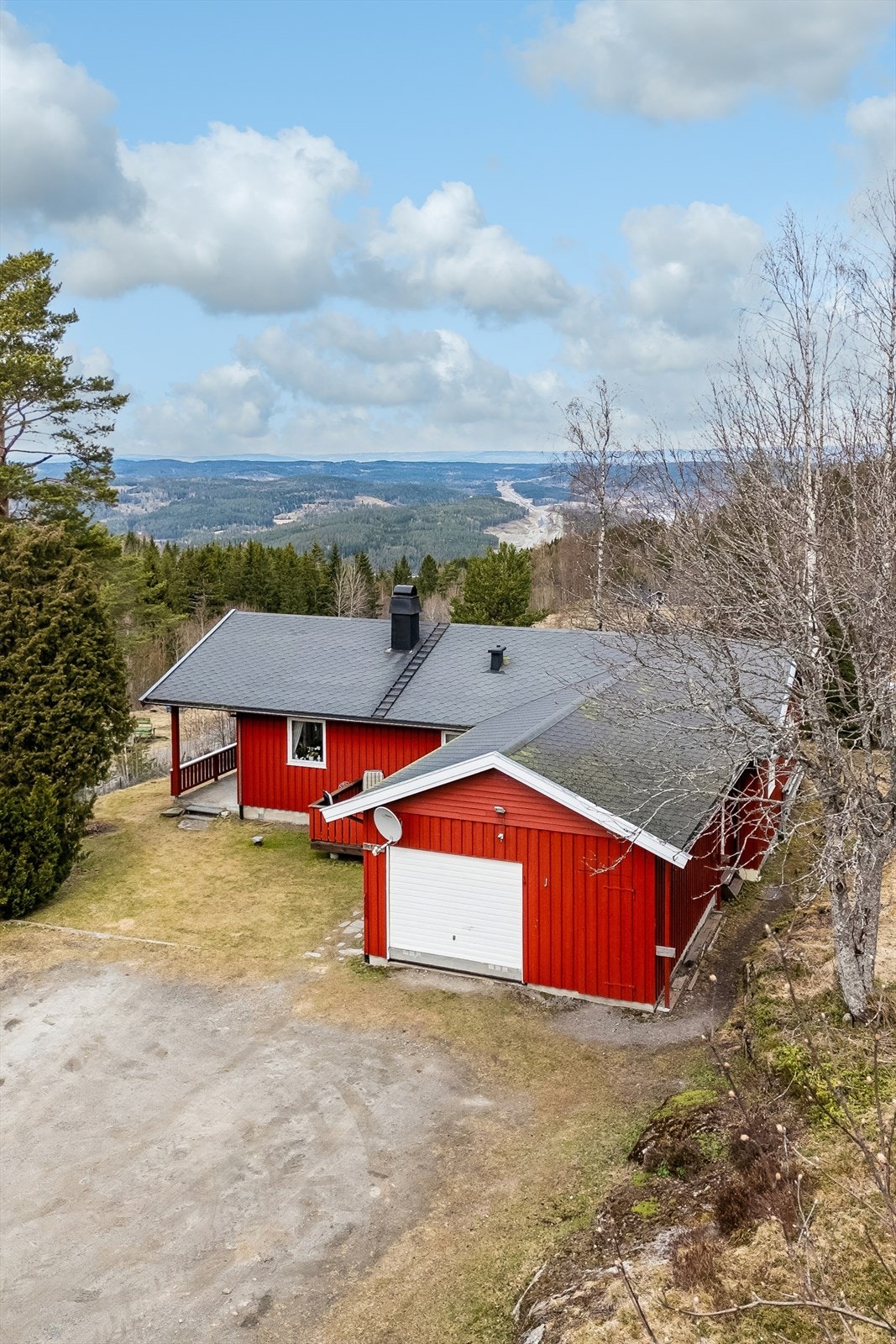 Garasjen er integrert i bygningskroppen og har adkomst fra gårdsplassen. Galleribilde