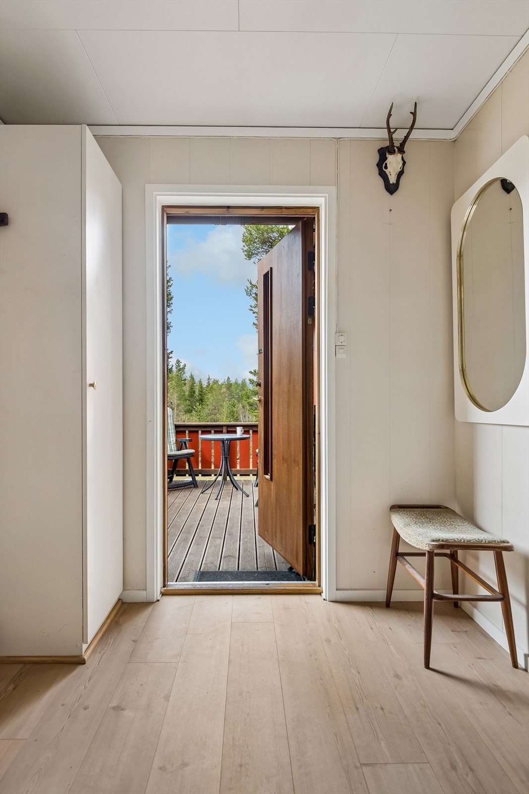 Fra entreen er det direkte utgang til terrassen ved inngangspartiet. Galleribilde
