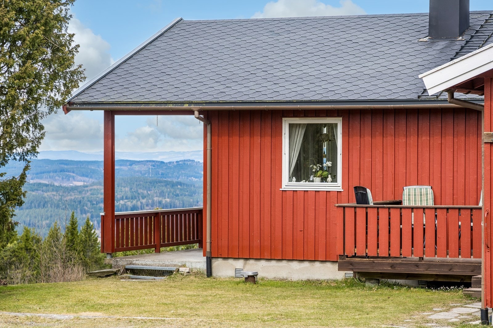 Taket er tekket med pappshingel og ble lagt nytt i 2013. Galleribilde