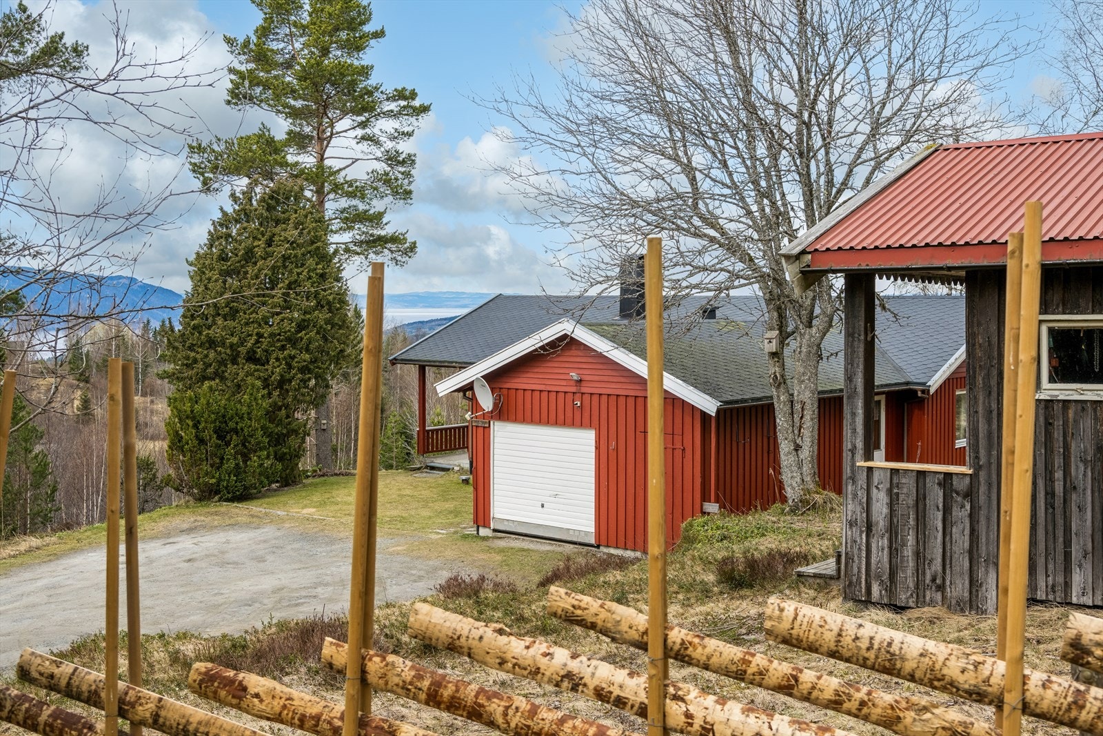 Uthuset fra 1982 gir ekstra plass til redskaper og hobbyaktiviteter. Galleribilde
