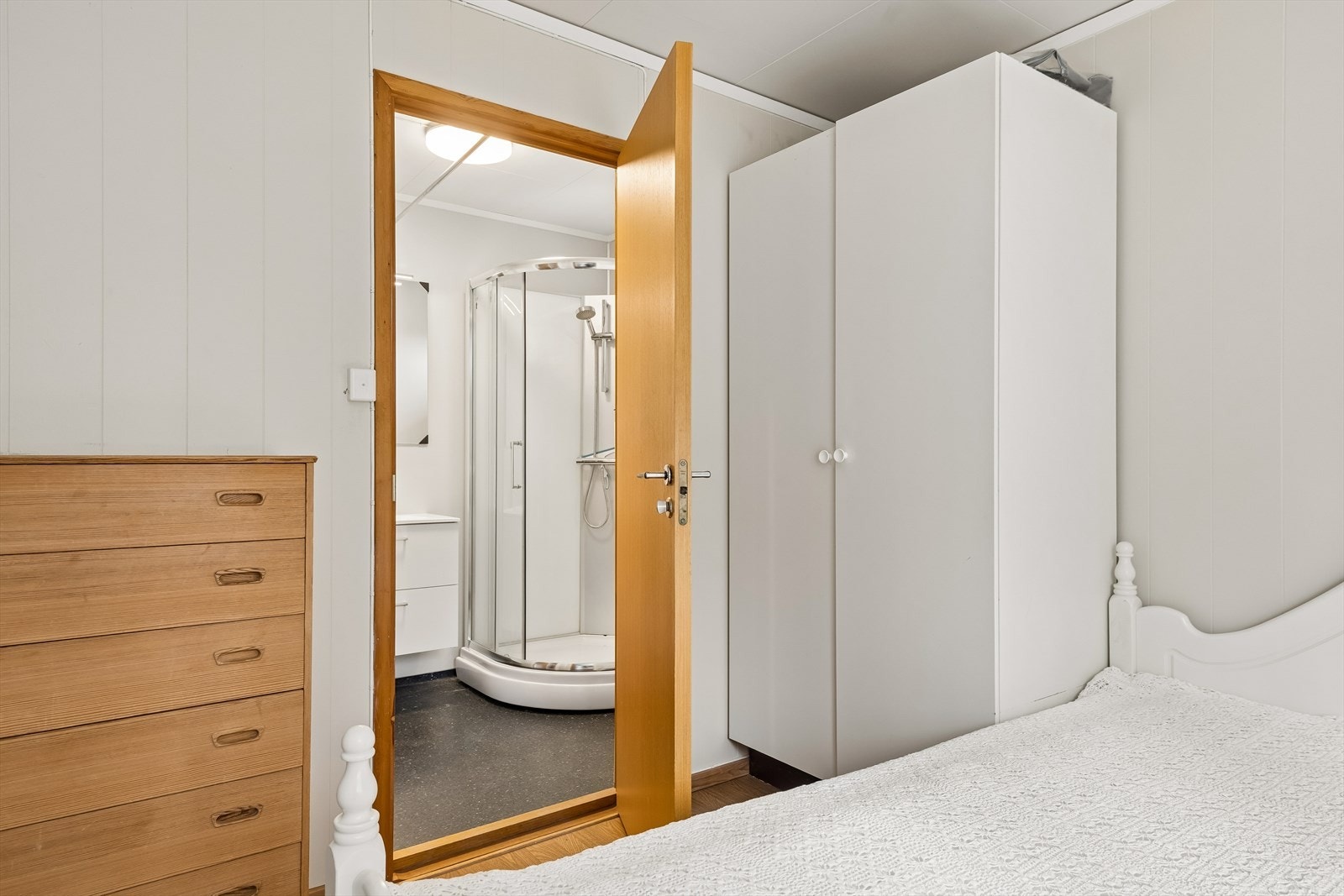 Fra hovedsoverommet er det direkte adkomst til badet. Galleribilde