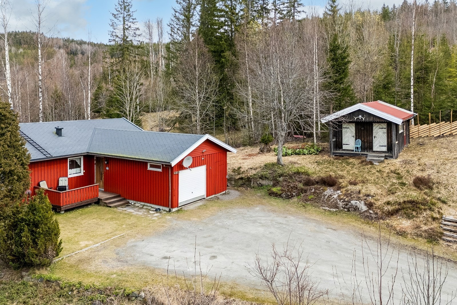 Eiendommen har en integrert garasje og et frittstående uthus for lagring og hobbybruk. Galleribilde