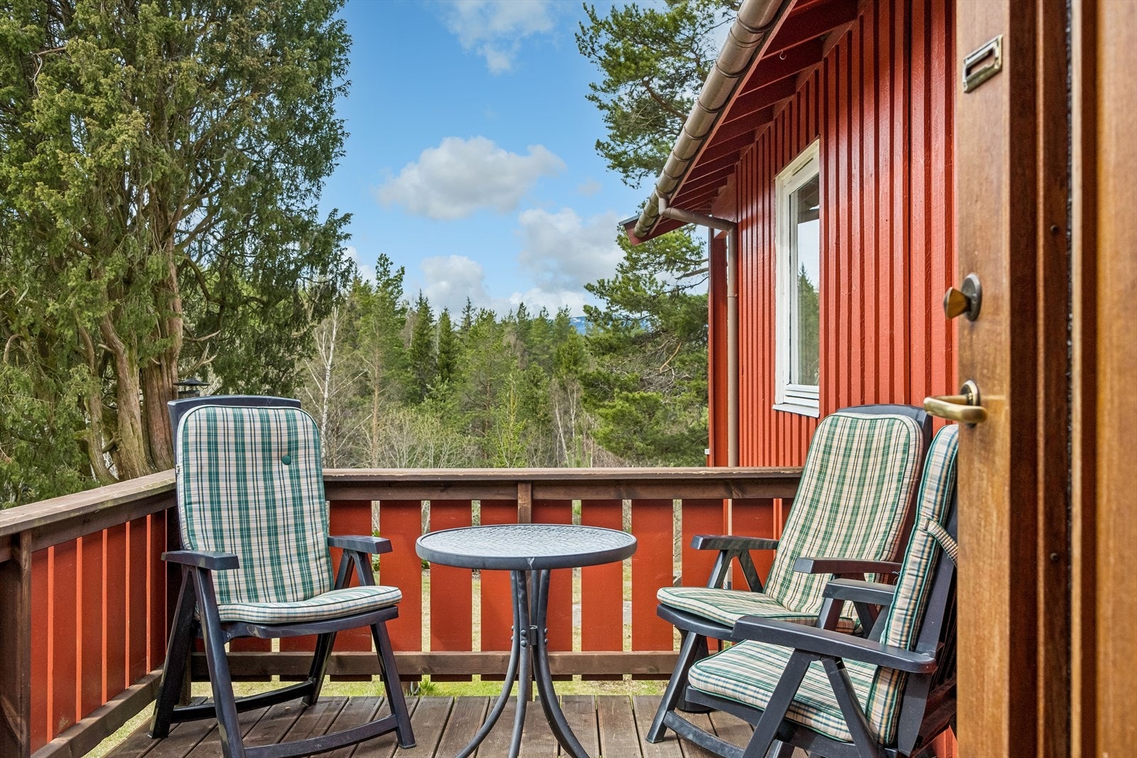 Ved inngangspartiet er det en terrasse i trekonstruksjon med plass til en sittegruppe. Galleribilde