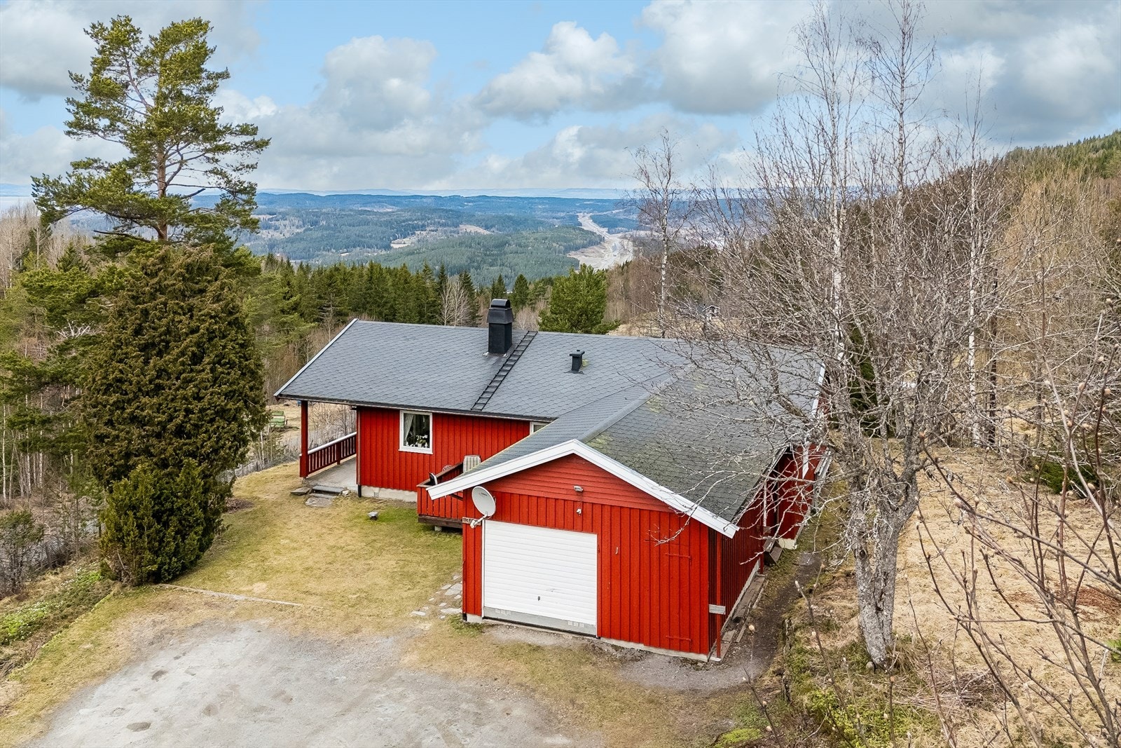 Velkommen til Vensvangvegen 360! En høyt og frittliggende enebolig fra 1981, med en tomt som byr på hage, naturtomt og vidstrakt utsikt. Foto: Jonas Hasselgren for EFKT Galleribilde
