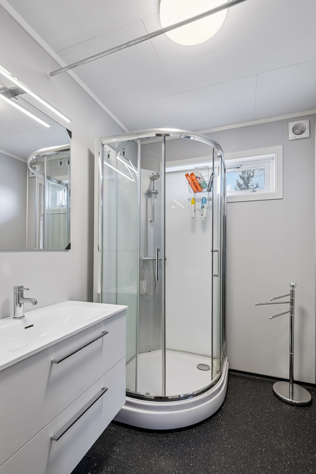 Badet ble oppgradert i 2021 med baderomsplater på veggene, vinylbelegg på gulvet og dusjkabinett. Galleribilde