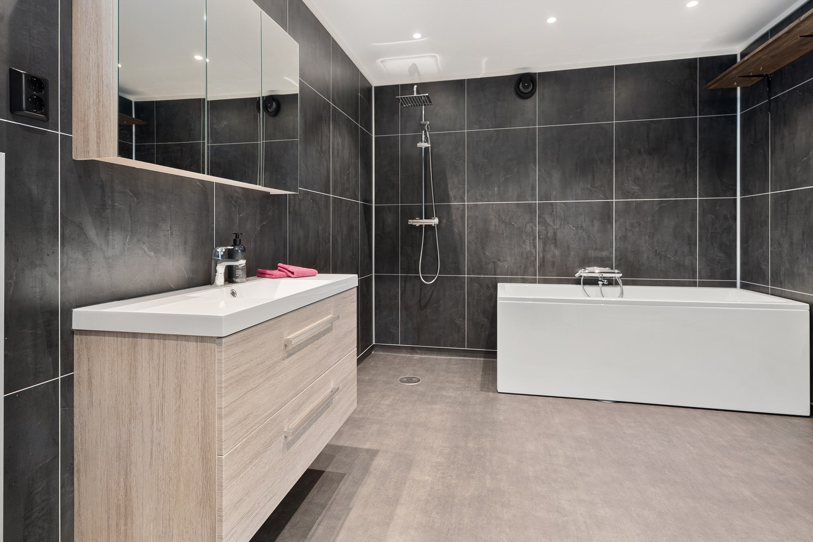 Badet er av nyere dato, med badekar og flott, moderne utførelse. Tilstandsgrad 1 av takstmann. Galleribilde