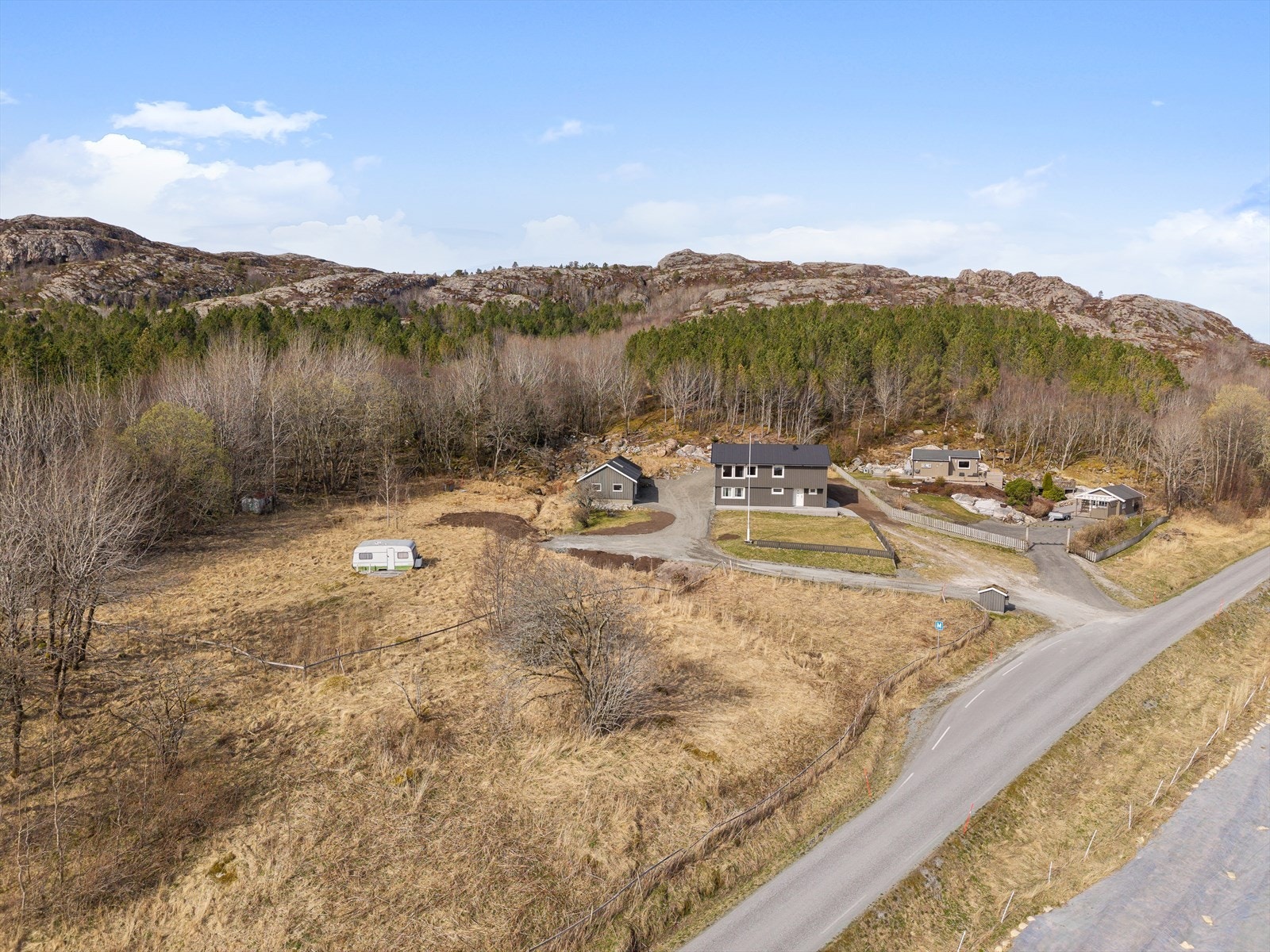 Det er kun kort vei til Sandvika, Grindavika og Straumen. Perfekt for en liten gåtur i nydelige omgivelser. Galleribilde