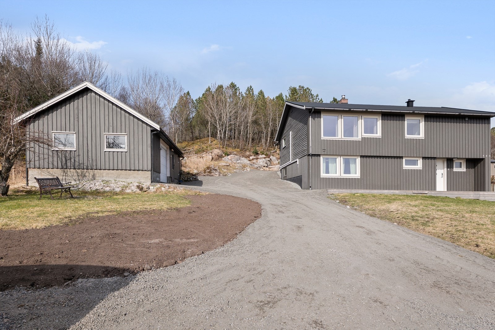 Boligen med tilhørende garasje og vedbod. Eiendommen har privat vei, og det er nylig lagt ny jord som nylig er sådd. Galleribilde