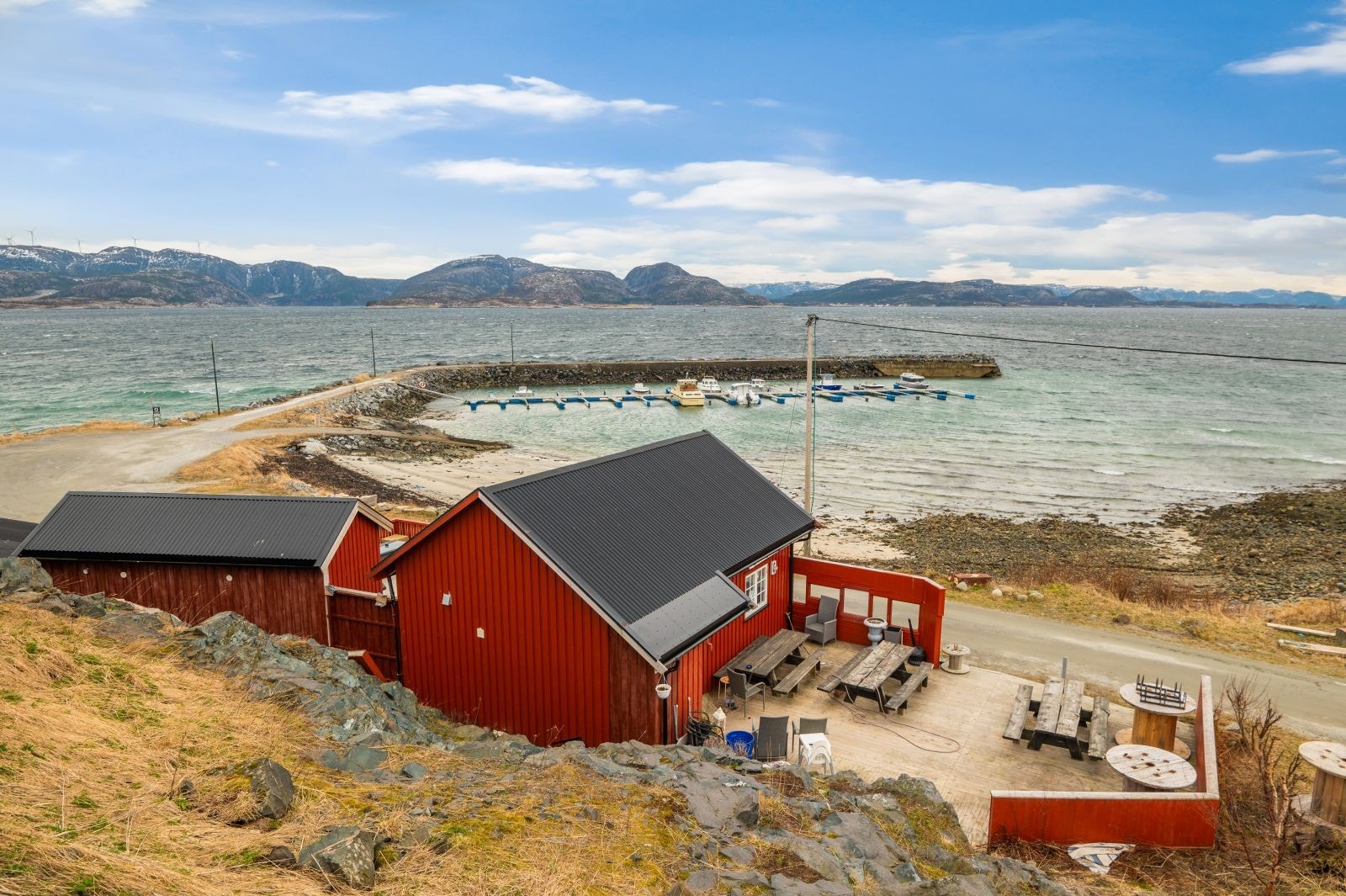 En sykkeltur lengre inn på øya finner du koselige "Rorbua" En kro med hyggelig betjening, god mat og alle rettigheter. Galleribilde