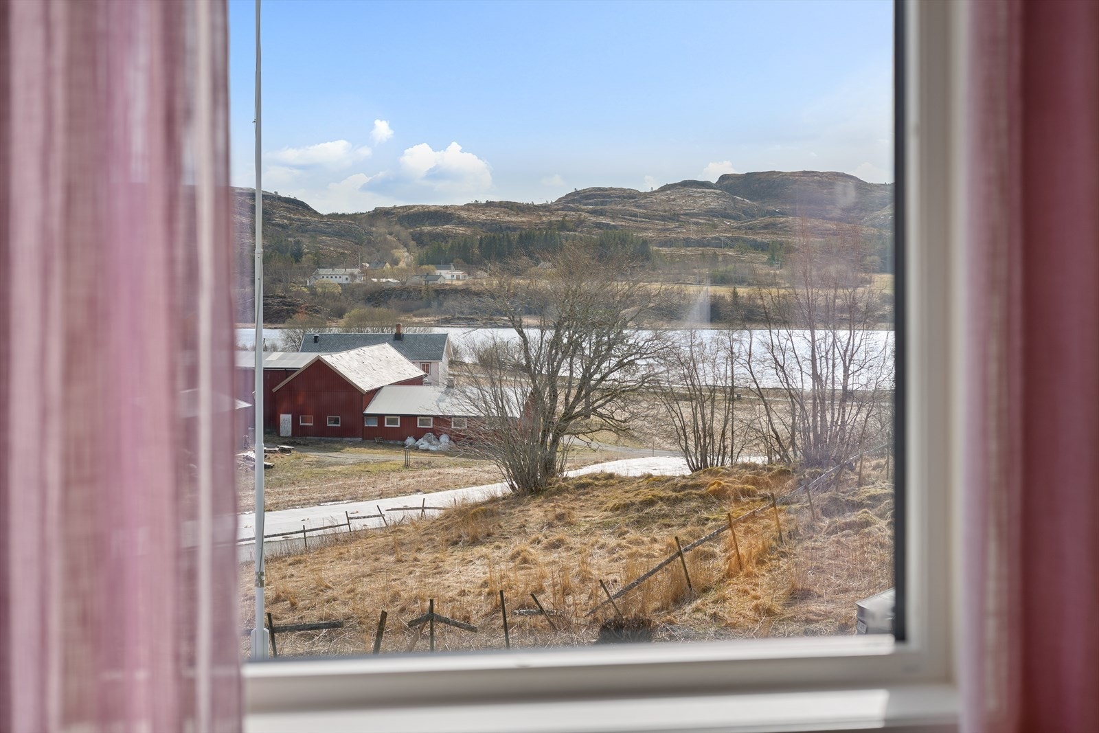 Fra stuen i andre etasje har man utsikt over Straumen og Linesfjellet. Galleribilde