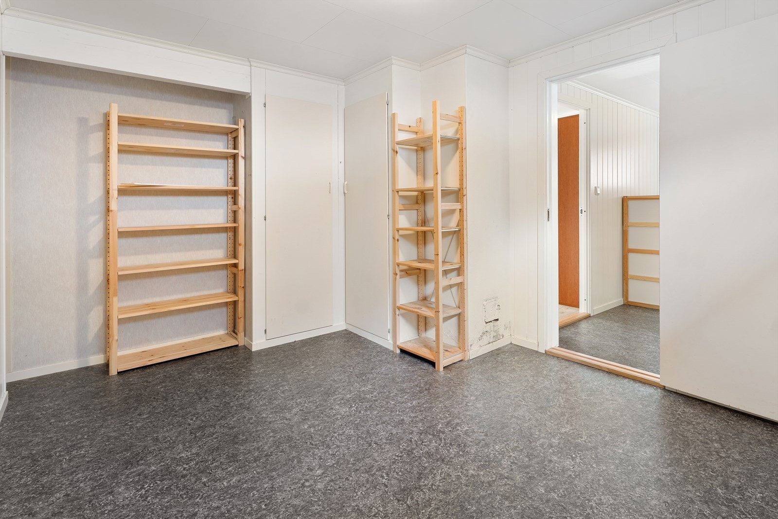 Fra soverommet har man tilgang til boligens bod på 12,4 kvm. Dette gir verdifulle innvendige lagringsmuligheter og god plass til praktisk oppbevaring. Galleribilde