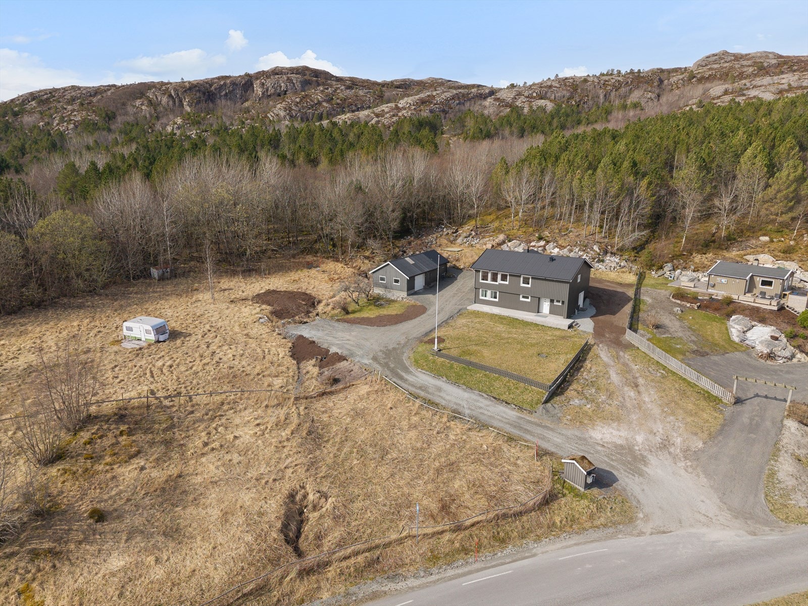 Eiendommen ligger godt skjermet til i ly av fjell og skog. Galleribilde