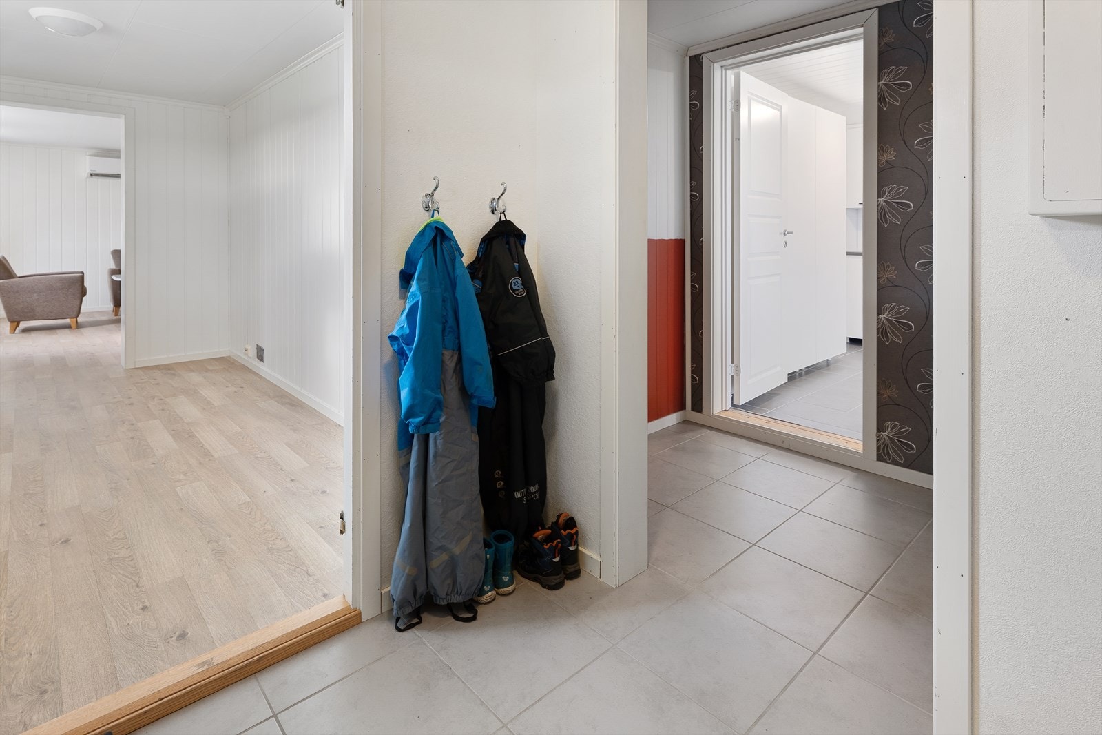 Fra vindfanget i første etasje har man tilgang til stue, separert toalettrom og trapperommet. Galleribilde